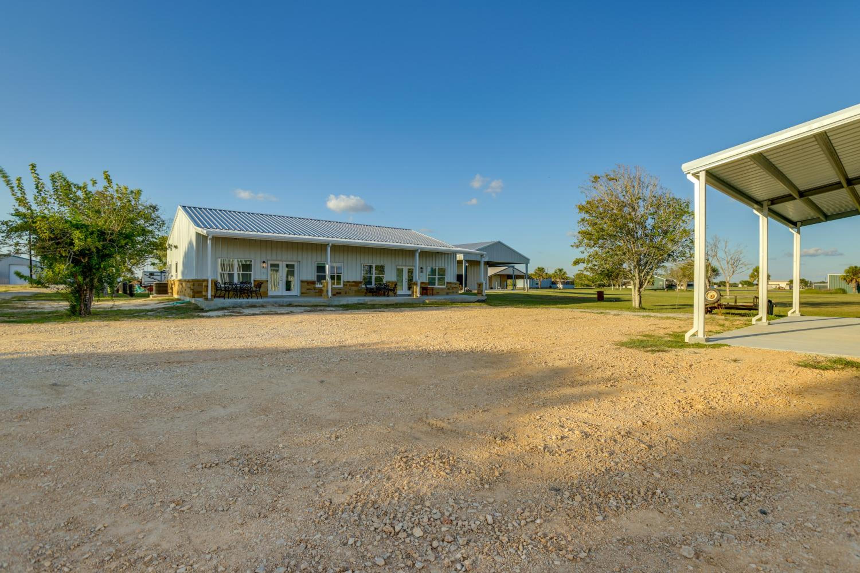 8 Mi to Gulf! Newly Built Townhome in Matagorda
