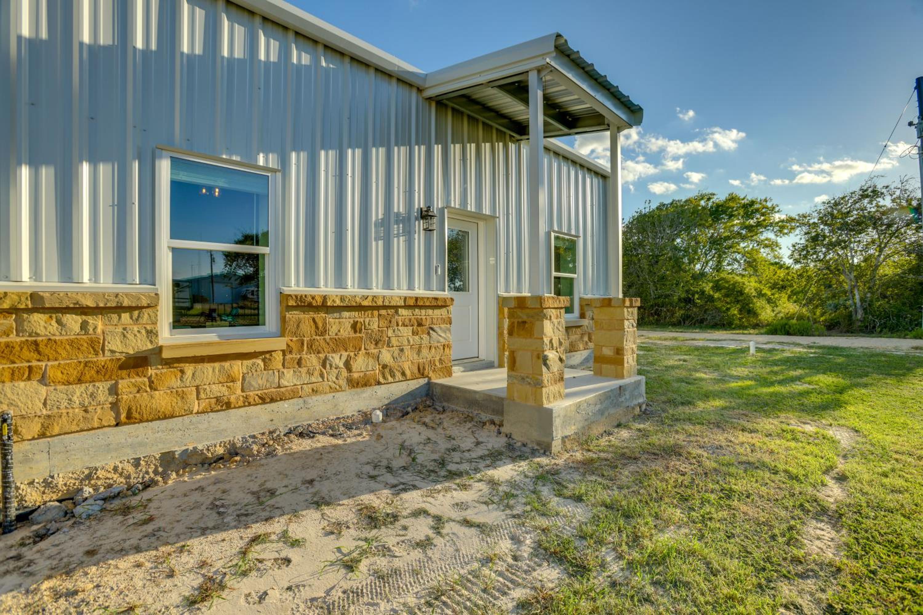 8 Mi to Gulf! Newly Built Townhome in Matagorda