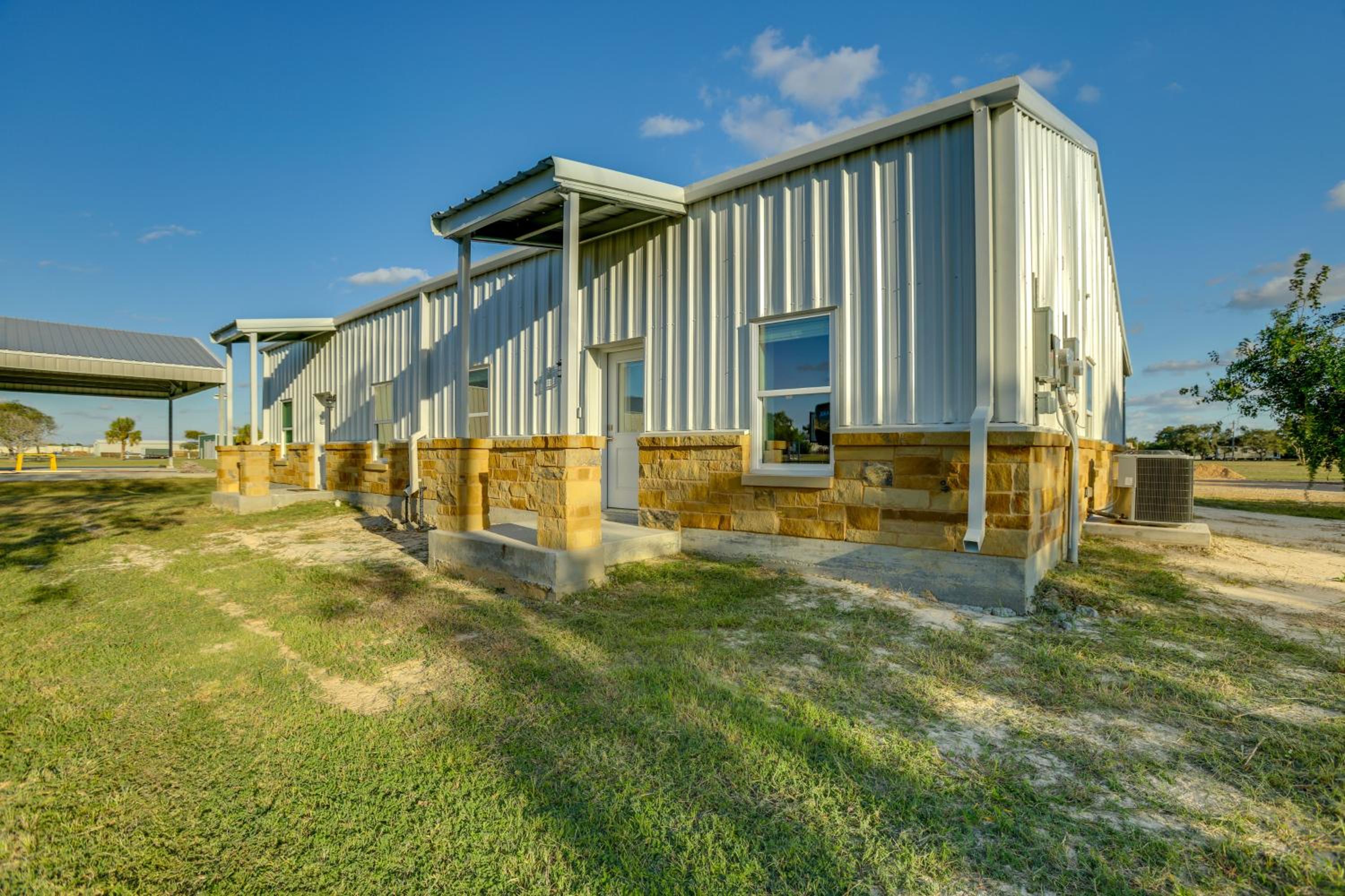 8 Mi to Gulf! Newly Built Townhome in Matagorda