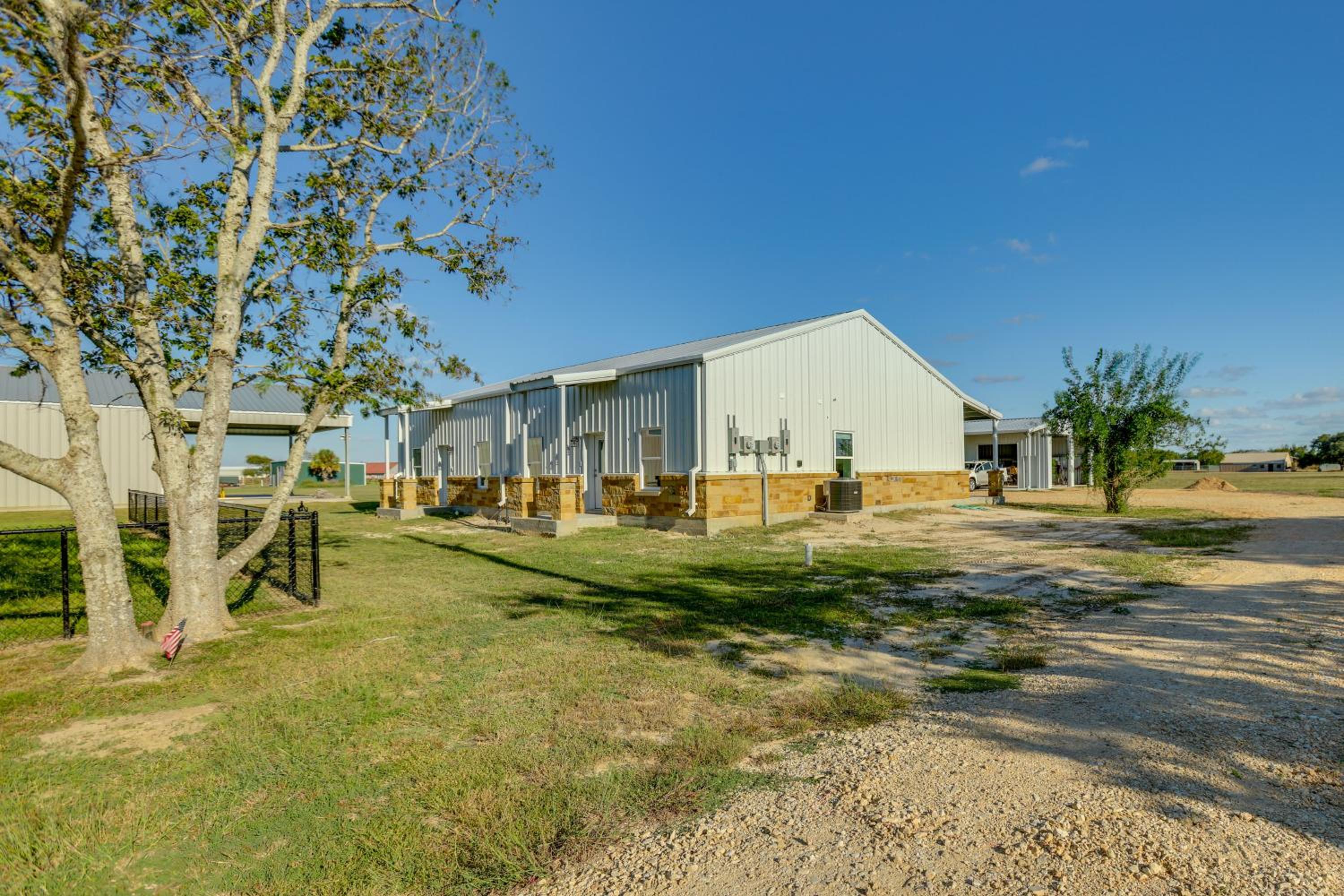8 Mi to Gulf! Newly Built Townhome in Matagorda