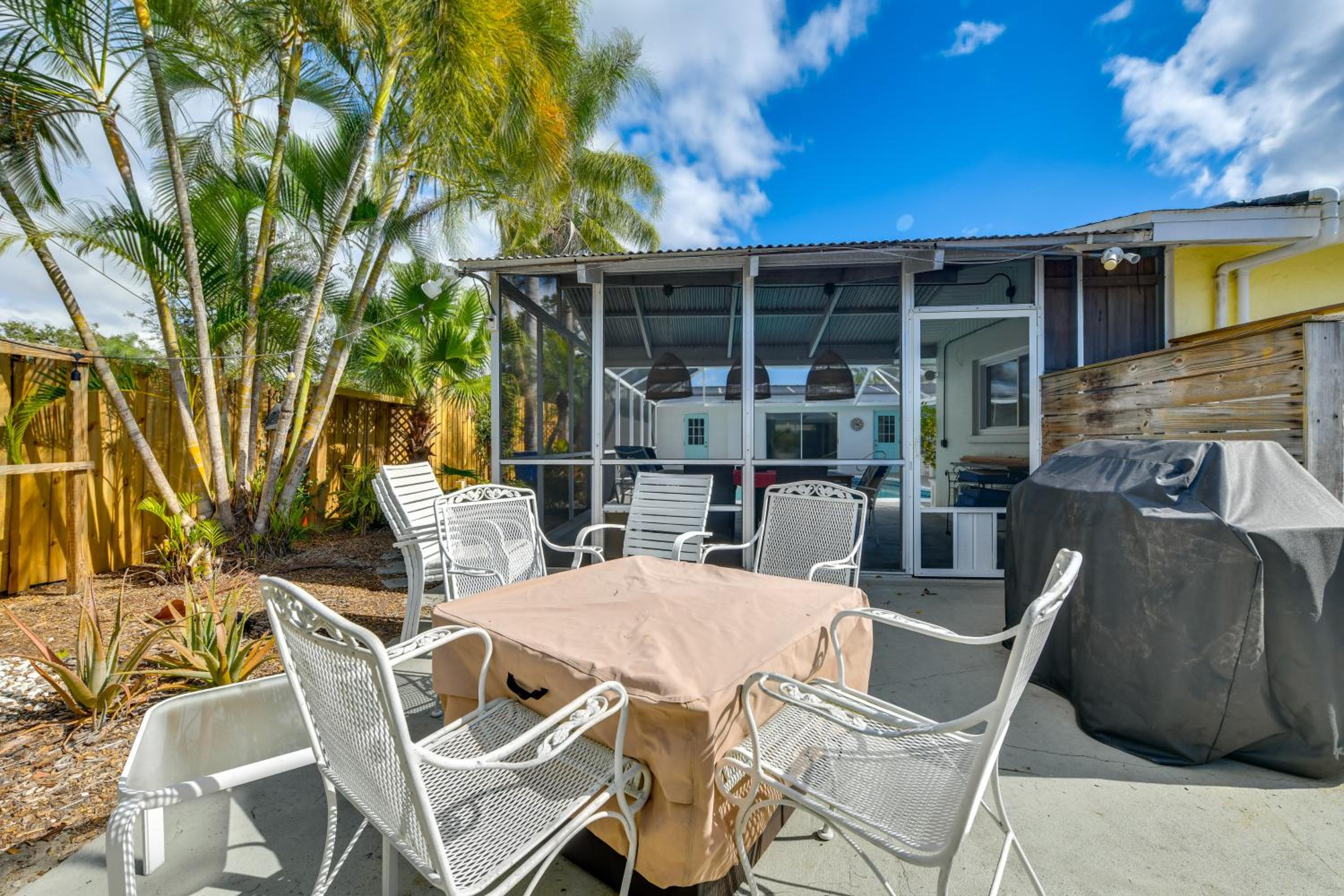 4 Mi to Siesta Key Beach! Home with Backyard Oasis