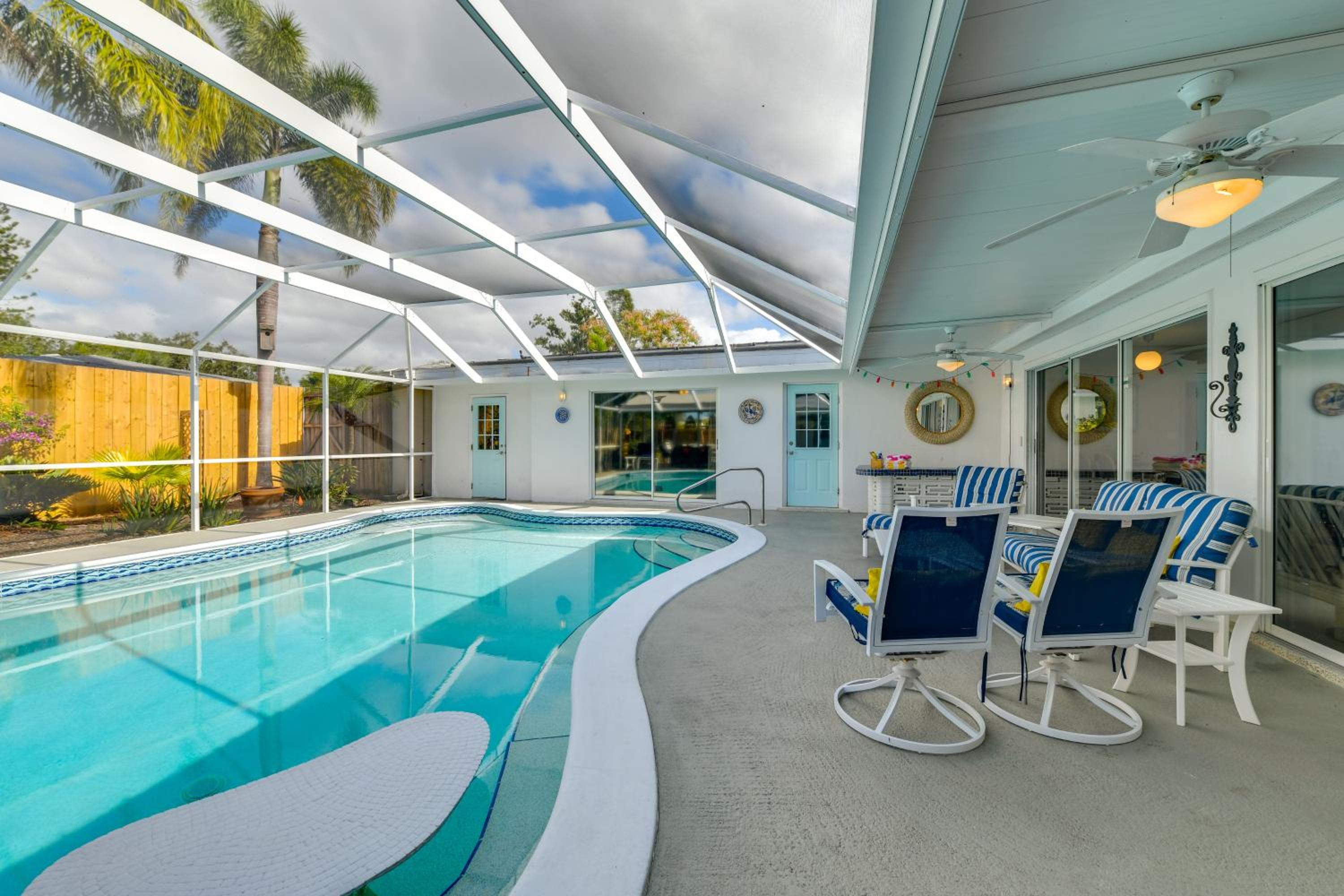 4 Mi to Siesta Key Beach! Home with Backyard Oasis