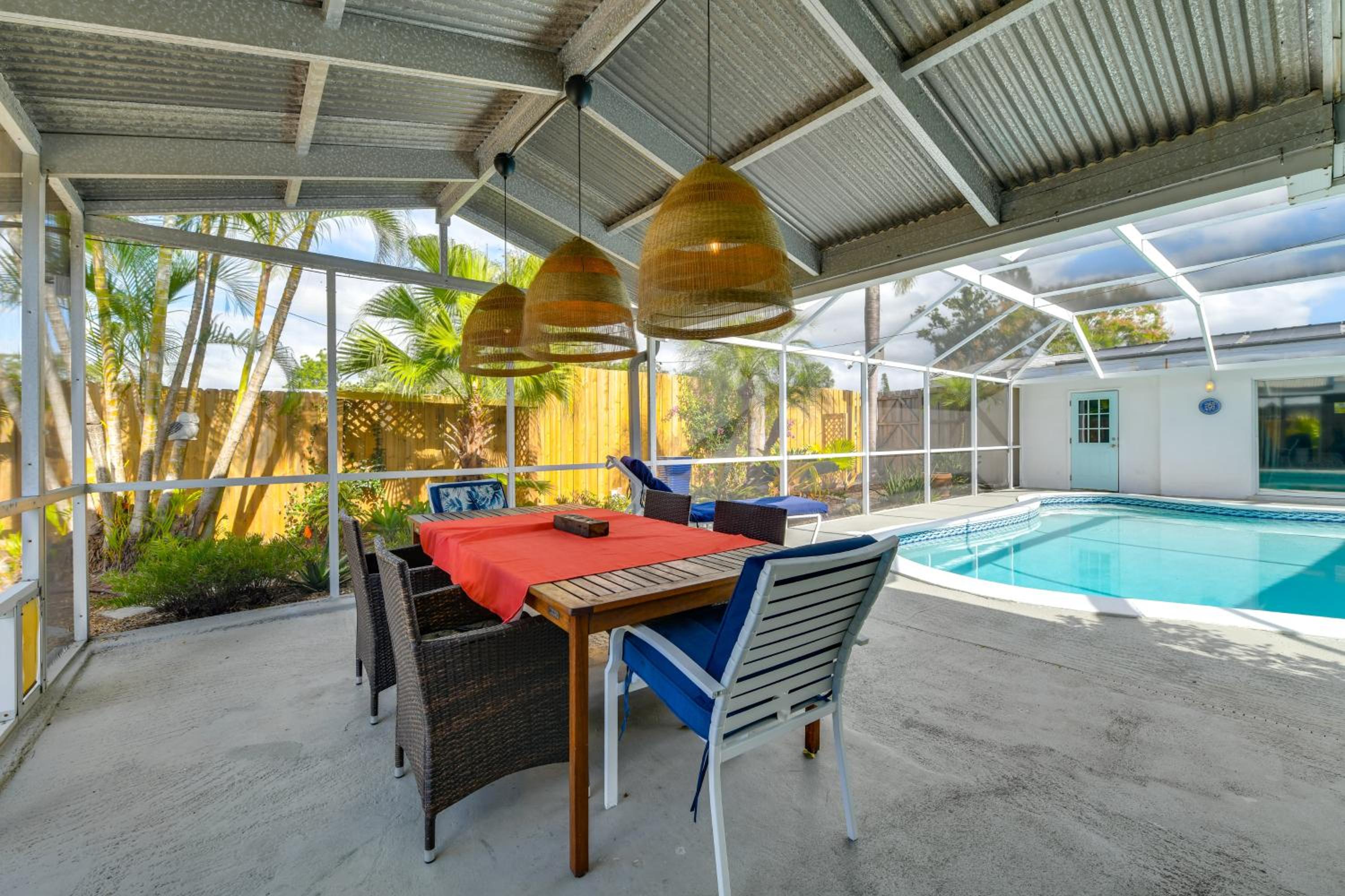 4 Mi to Siesta Key Beach! Home with Backyard Oasis