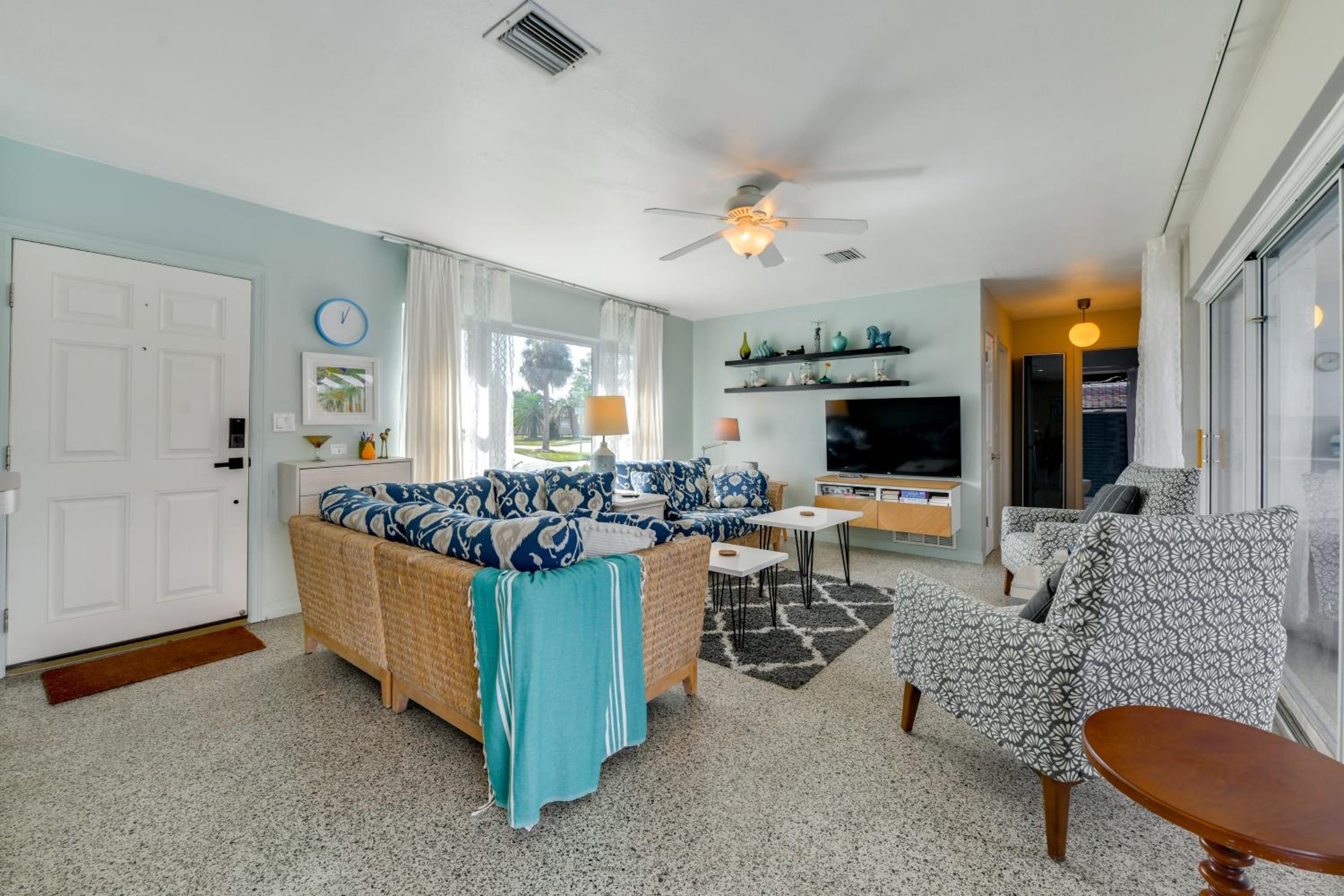 4 Mi to Siesta Key Beach! Home with Backyard Oasis