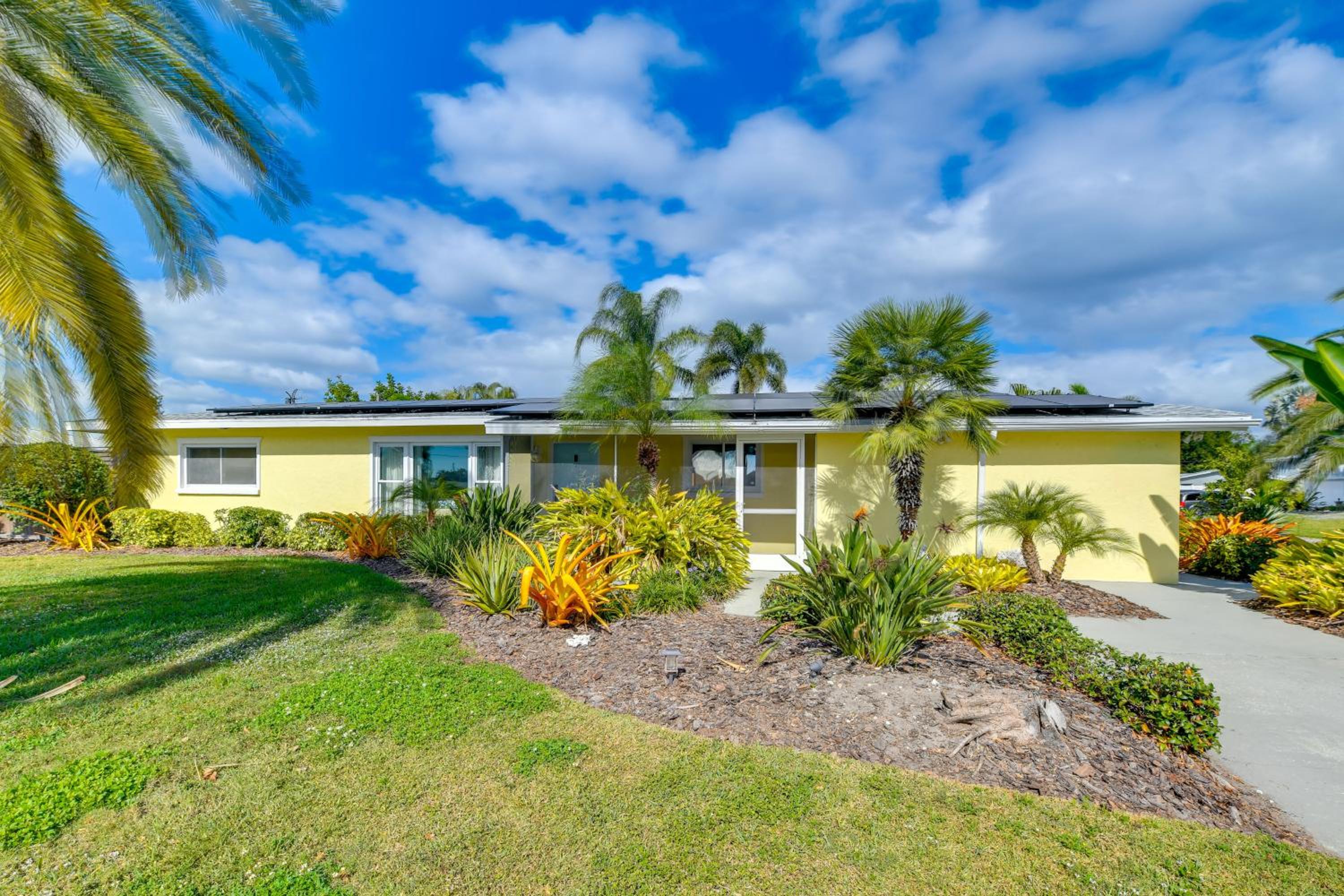 4 Mi to Siesta Key Beach! Home with Backyard Oasis