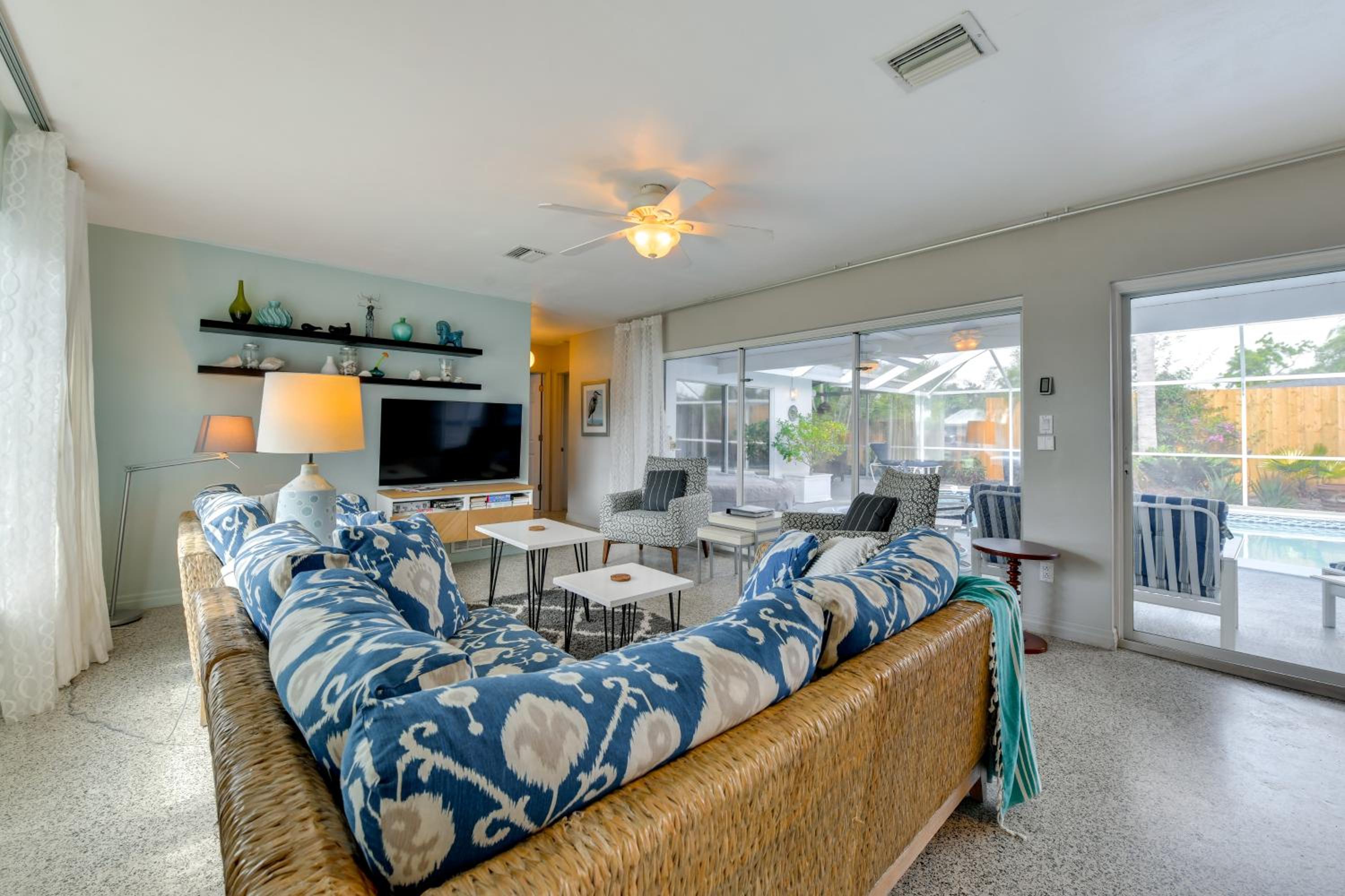 4 Mi to Siesta Key Beach! Home with Backyard Oasis