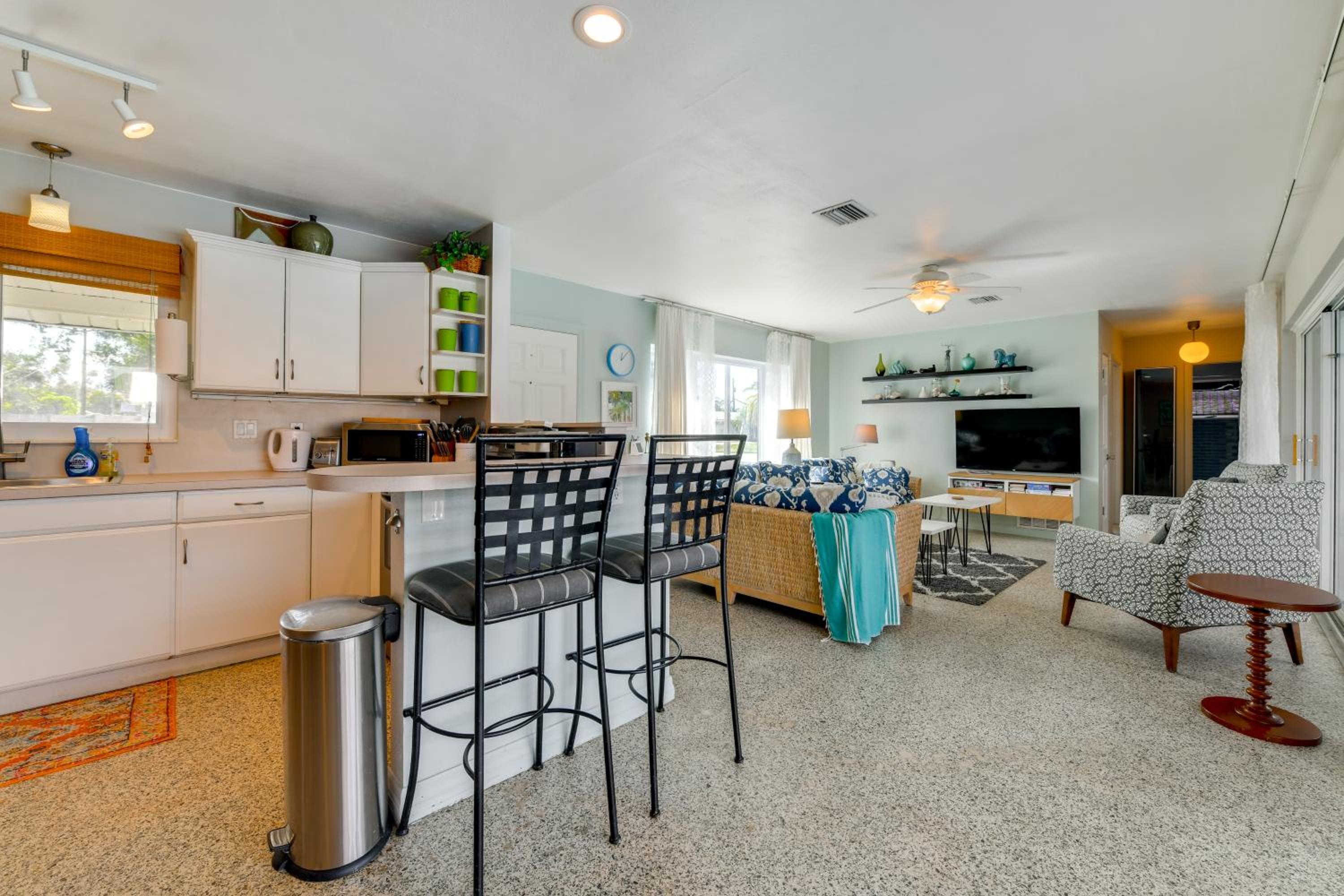 4 Mi to Siesta Key Beach! Home with Backyard Oasis