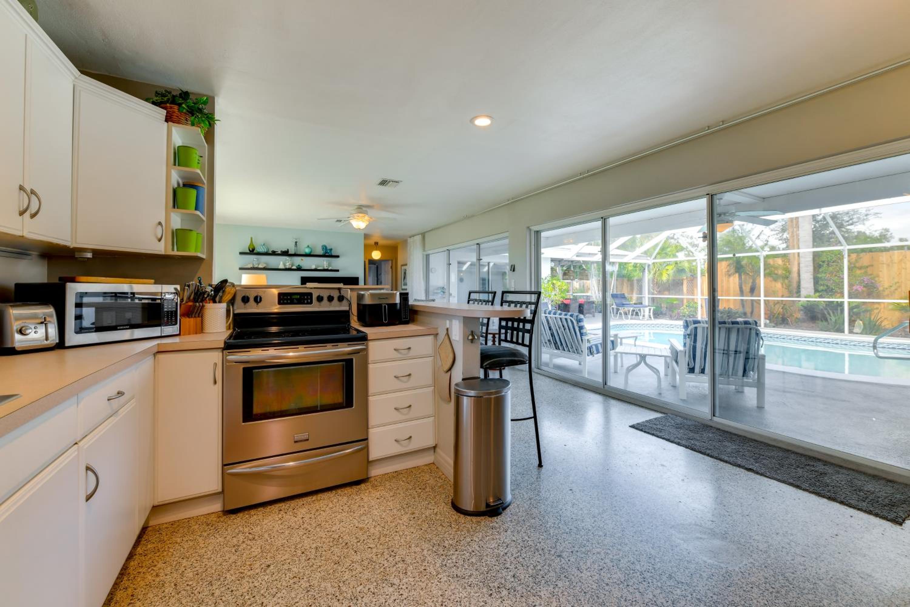 4 Mi to Siesta Key Beach! Home with Backyard Oasis