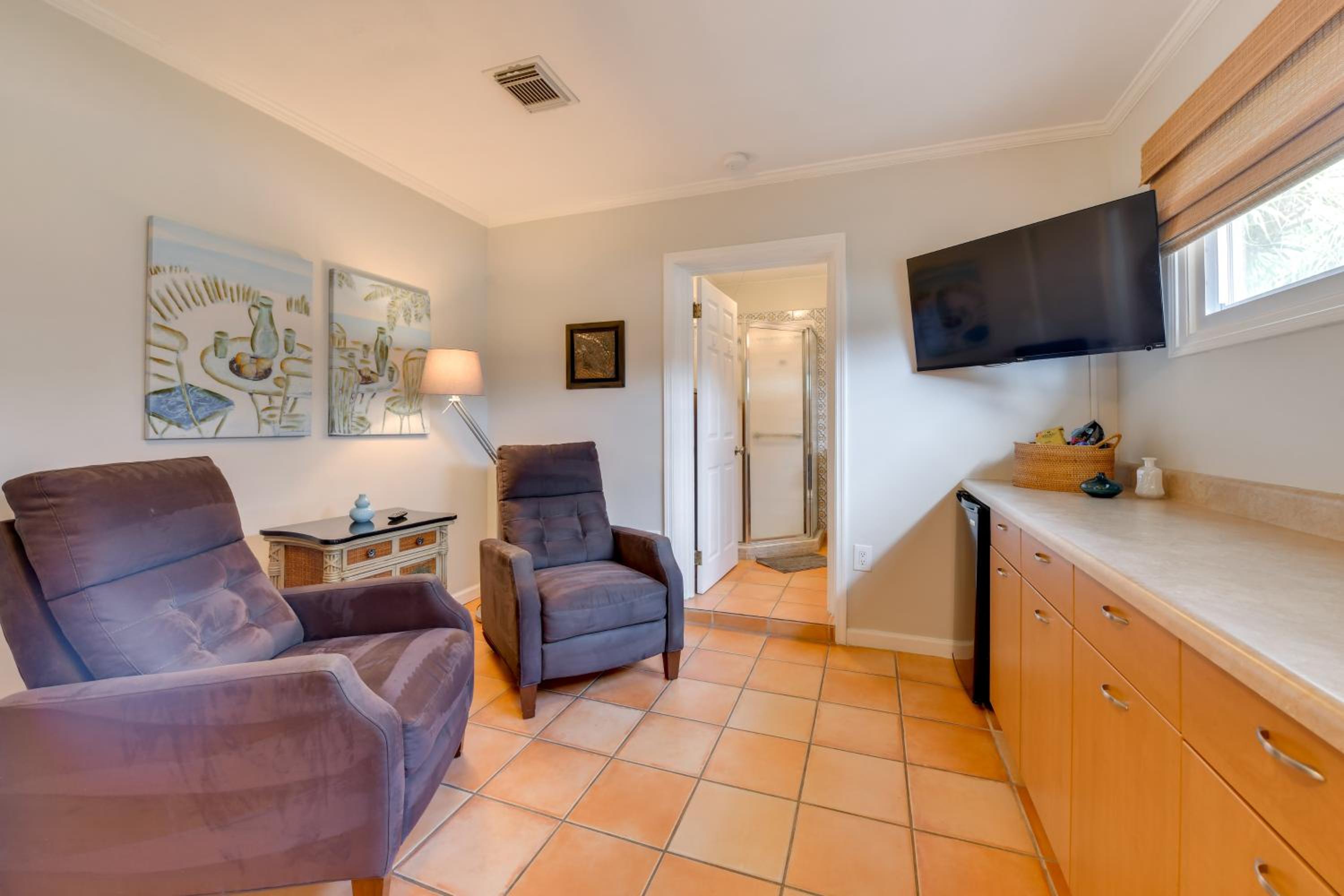 4 Mi to Siesta Key Beach! Home with Backyard Oasis
