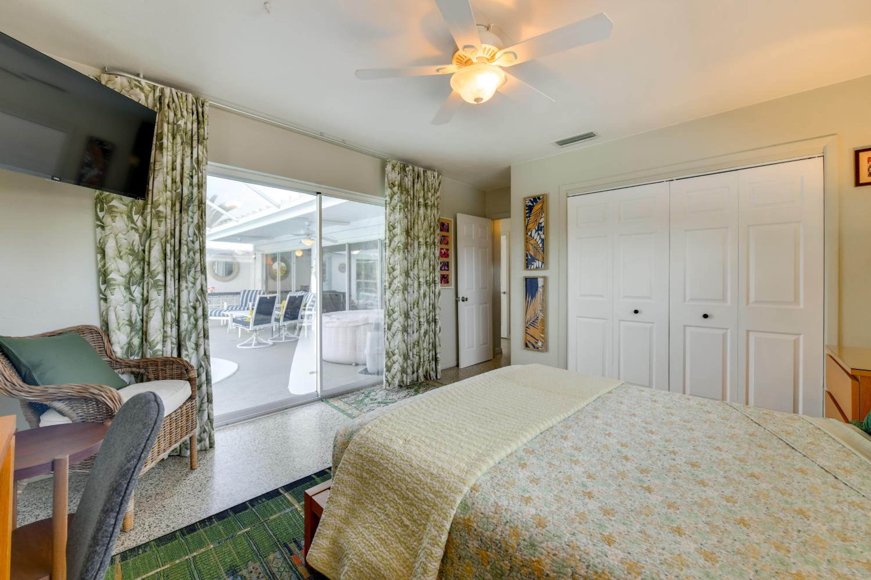 4 Mi to Siesta Key Beach! Home with Backyard Oasis