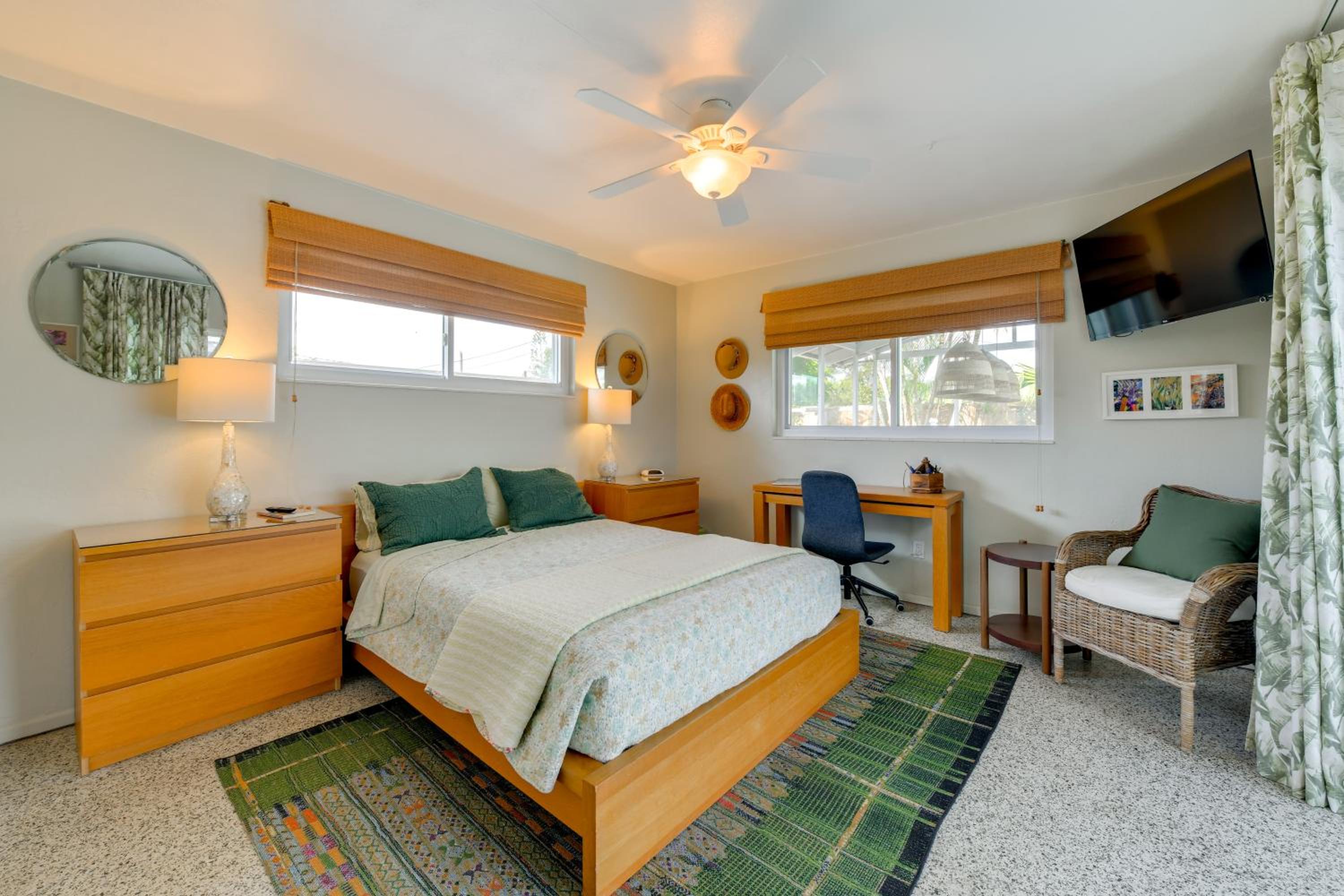 4 Mi to Siesta Key Beach! Home with Backyard Oasis