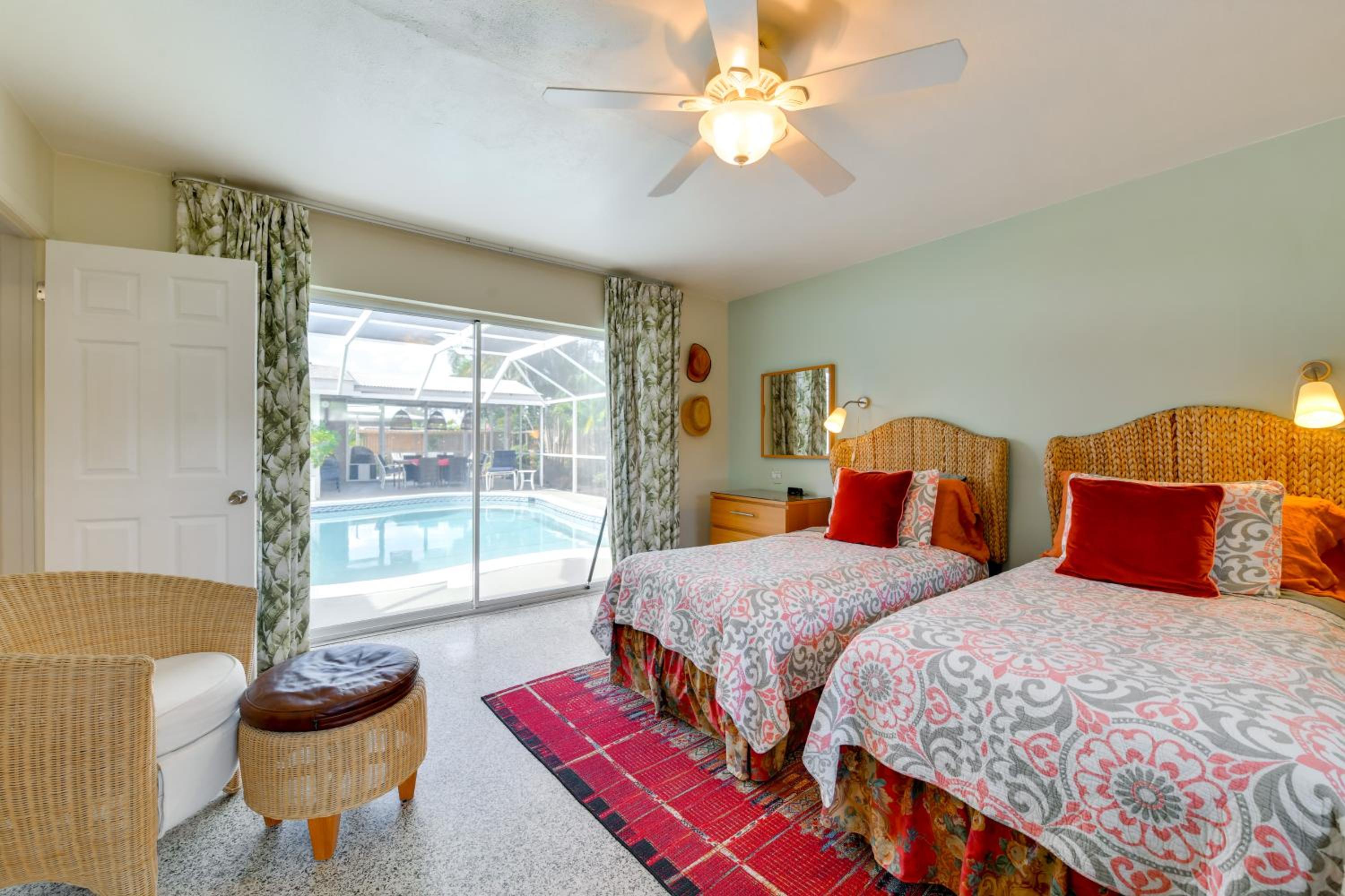4 Mi to Siesta Key Beach! Home with Backyard Oasis