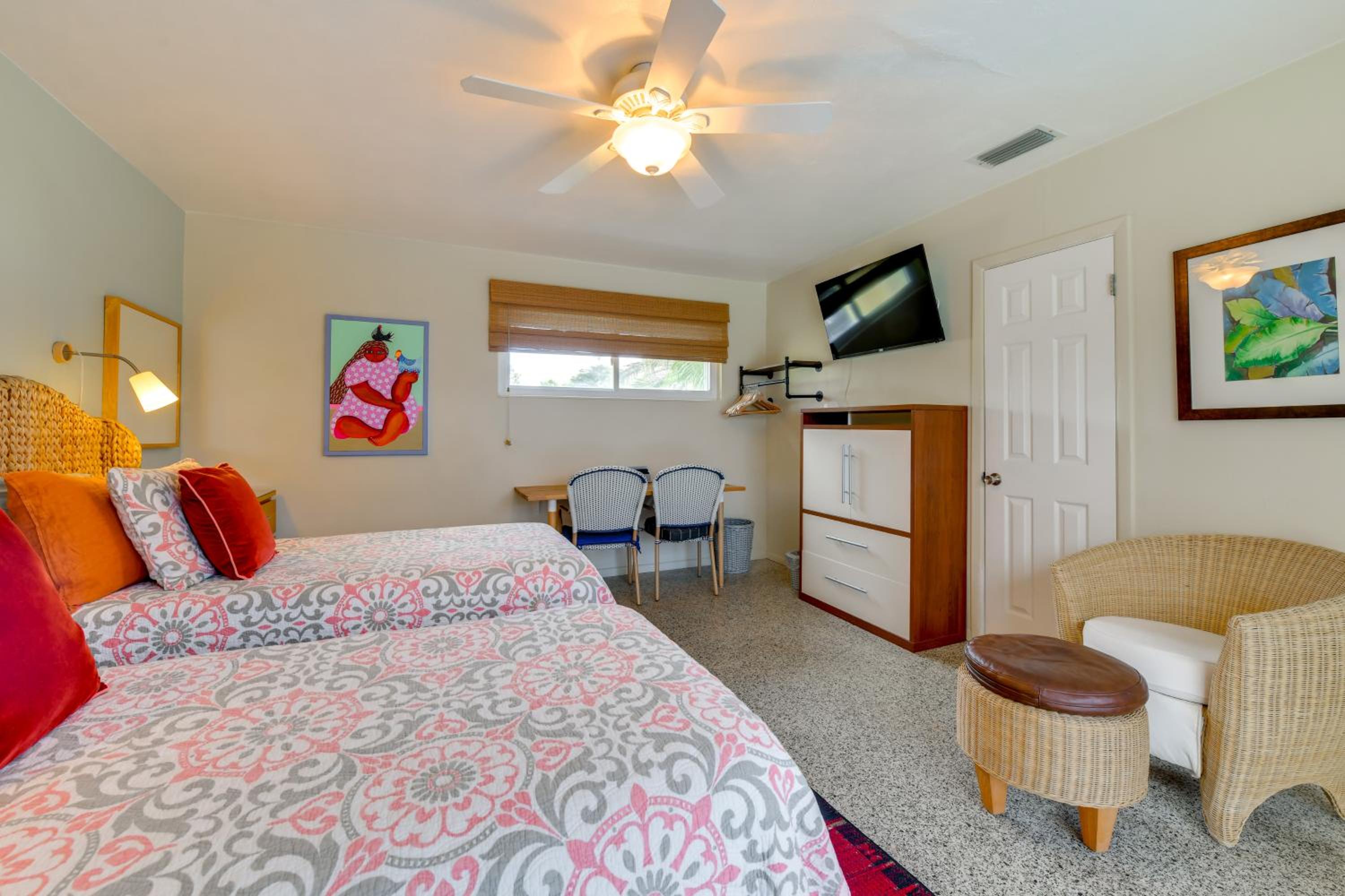 4 Mi to Siesta Key Beach! Home with Backyard Oasis