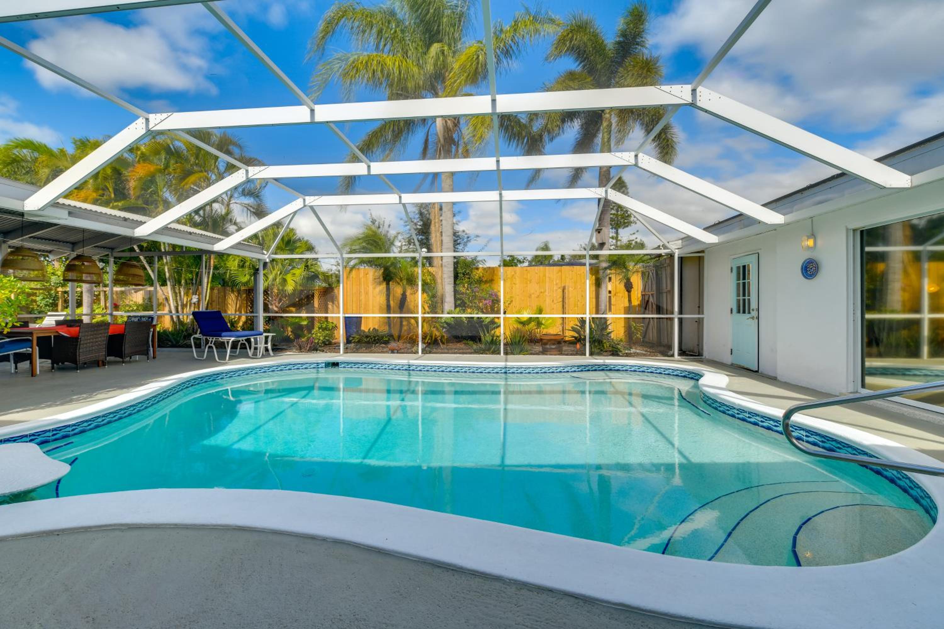 4 Mi to Siesta Key Beach! Home with Backyard Oasis