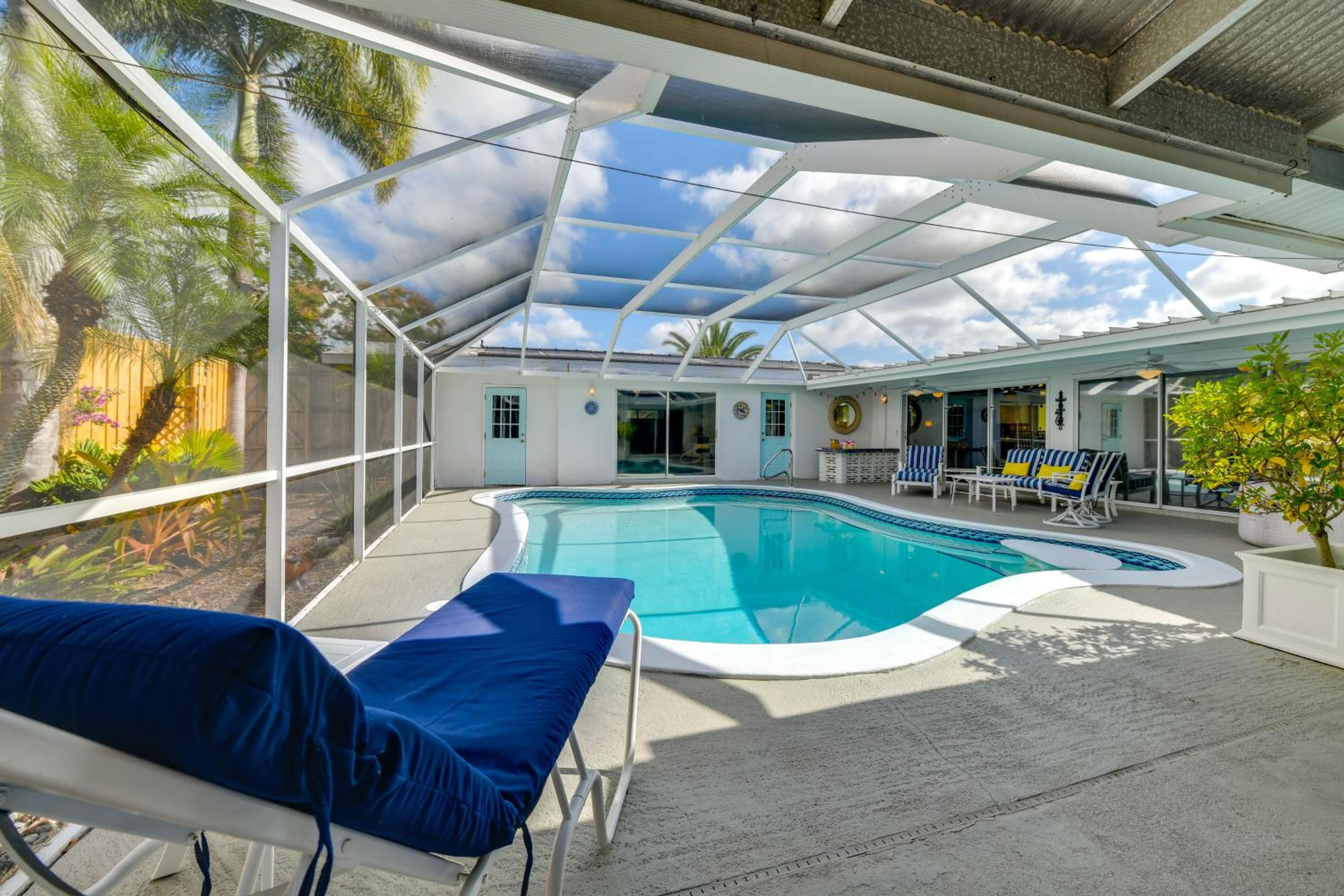 4 Mi to Siesta Key Beach! Home with Backyard Oasis