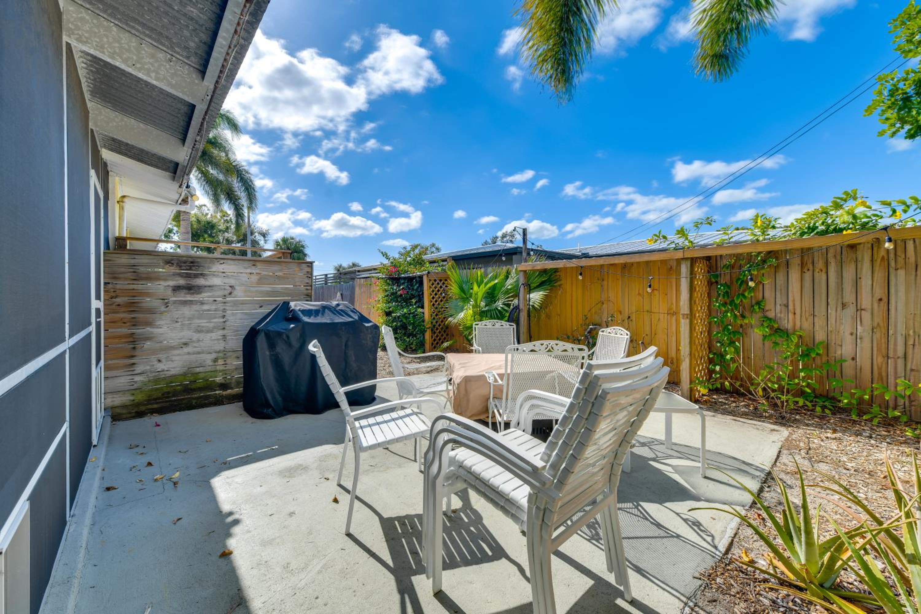 4 Mi to Siesta Key Beach! Home with Backyard Oasis