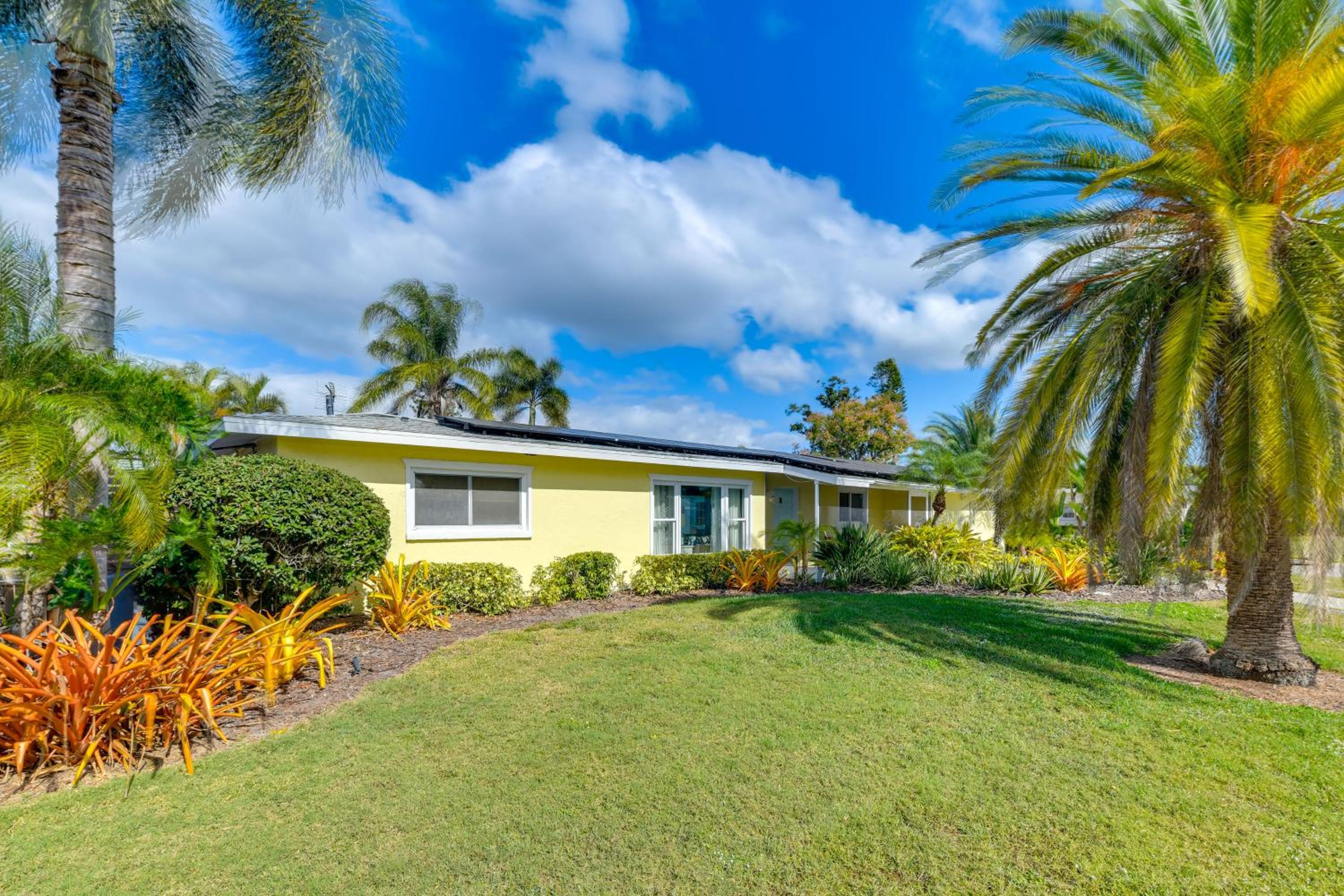4 Mi to Siesta Key Beach! Home with Backyard Oasis