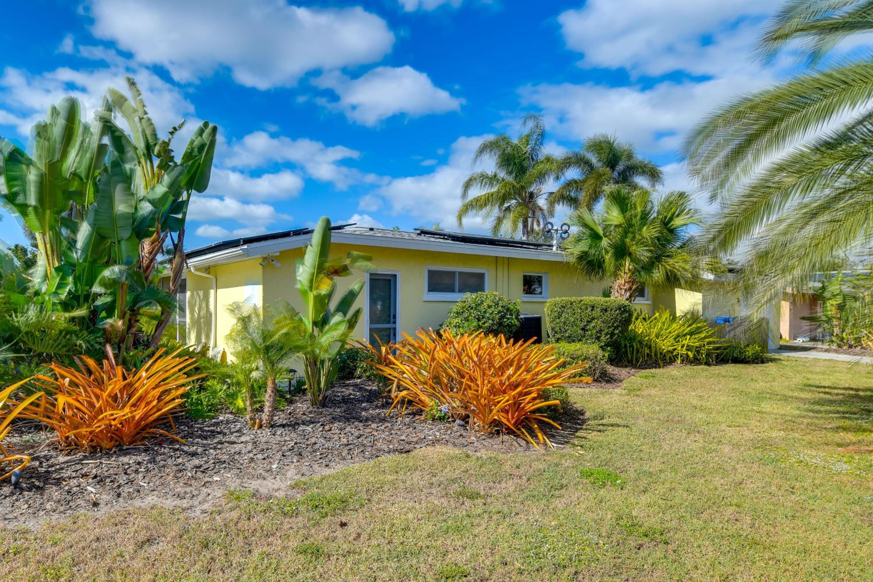 4 Mi to Siesta Key Beach! Home with Backyard Oasis