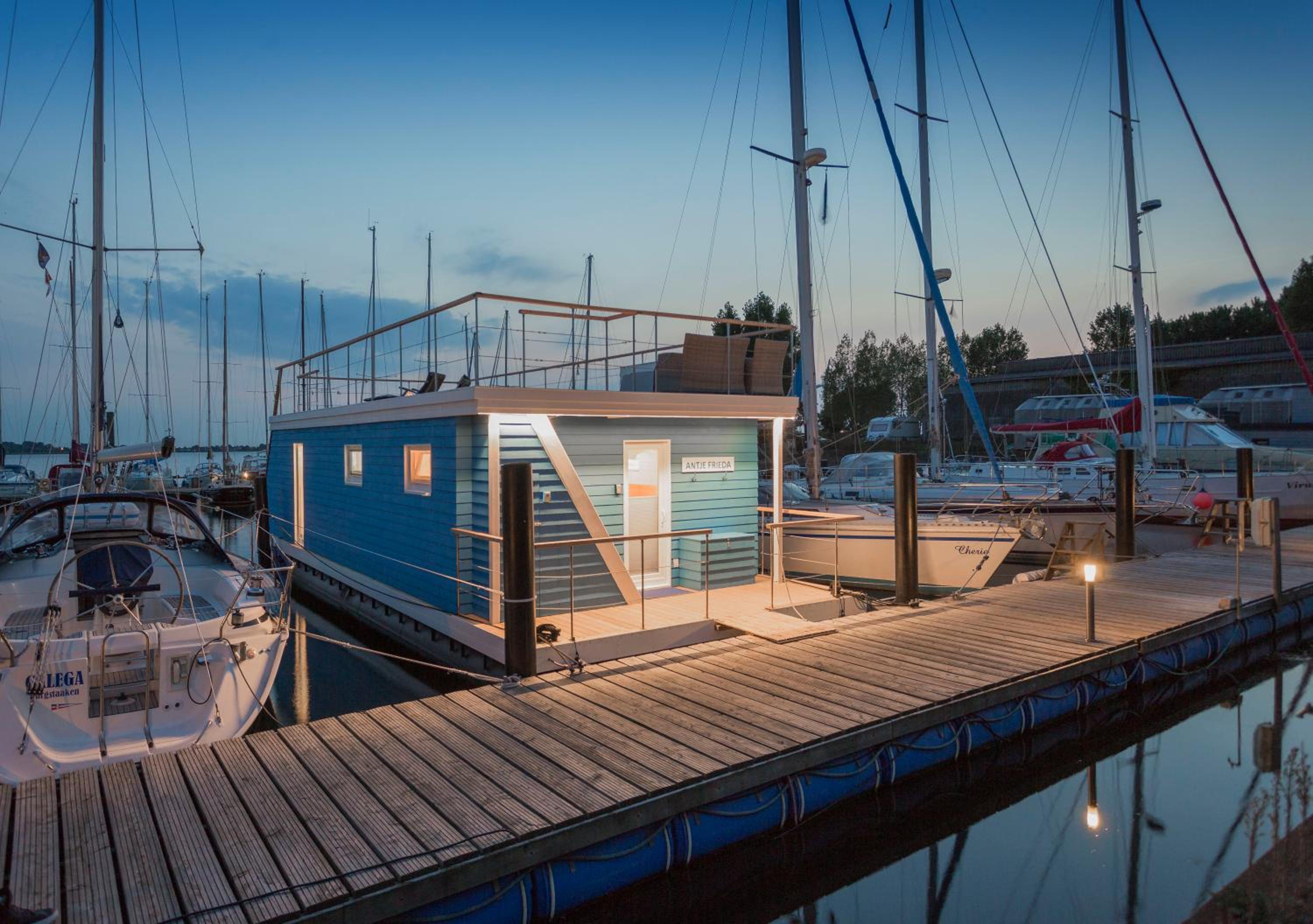 Ferienhaus auf dem Wasser - Hausboot Antje Frieda