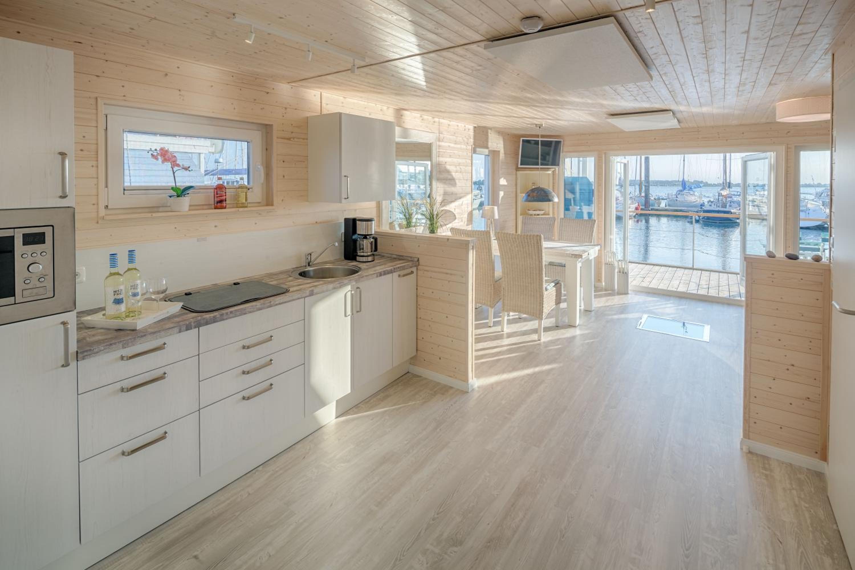 Ferienhaus auf dem Wasser - Hausboot Antje Frieda