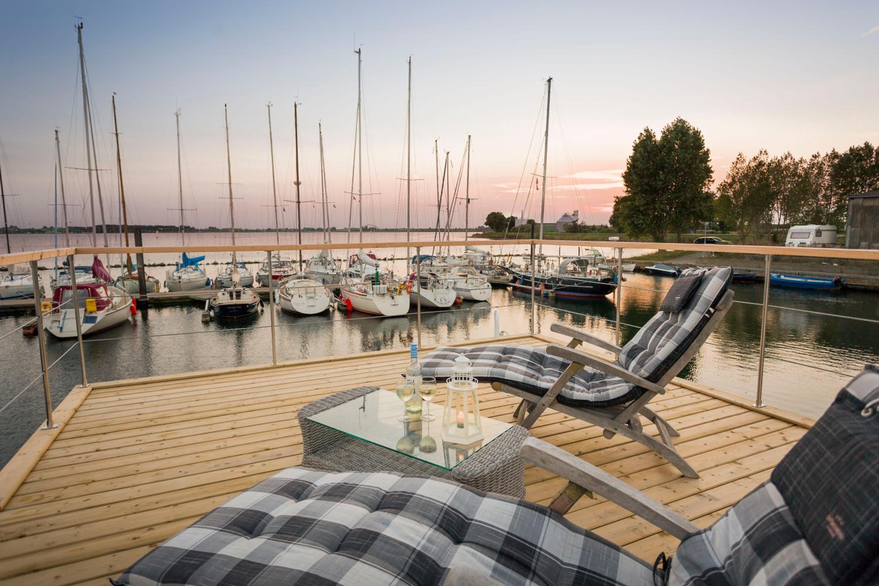 Ferienhaus auf dem Wasser - Hausboot Antje Frieda