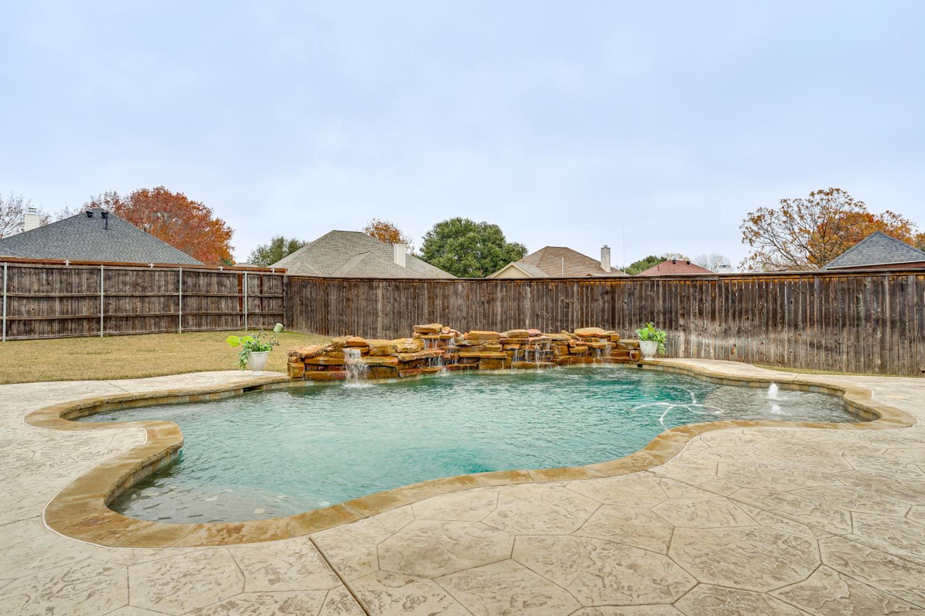 Group-Friendly Burleson Getaway with Outdoor Oasis