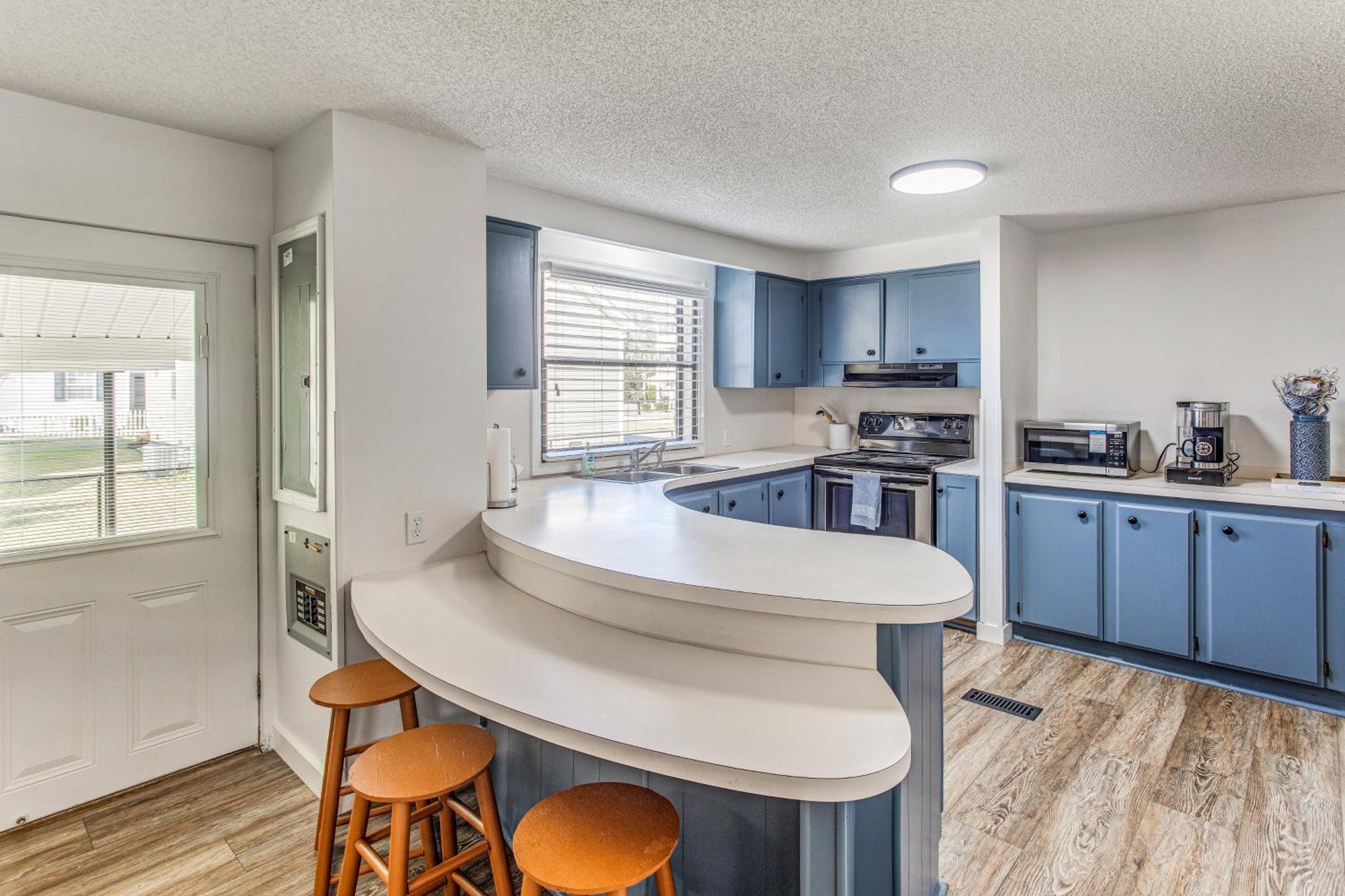 Walk to Beach! Dog-Friendly Home in Murrells Inlet