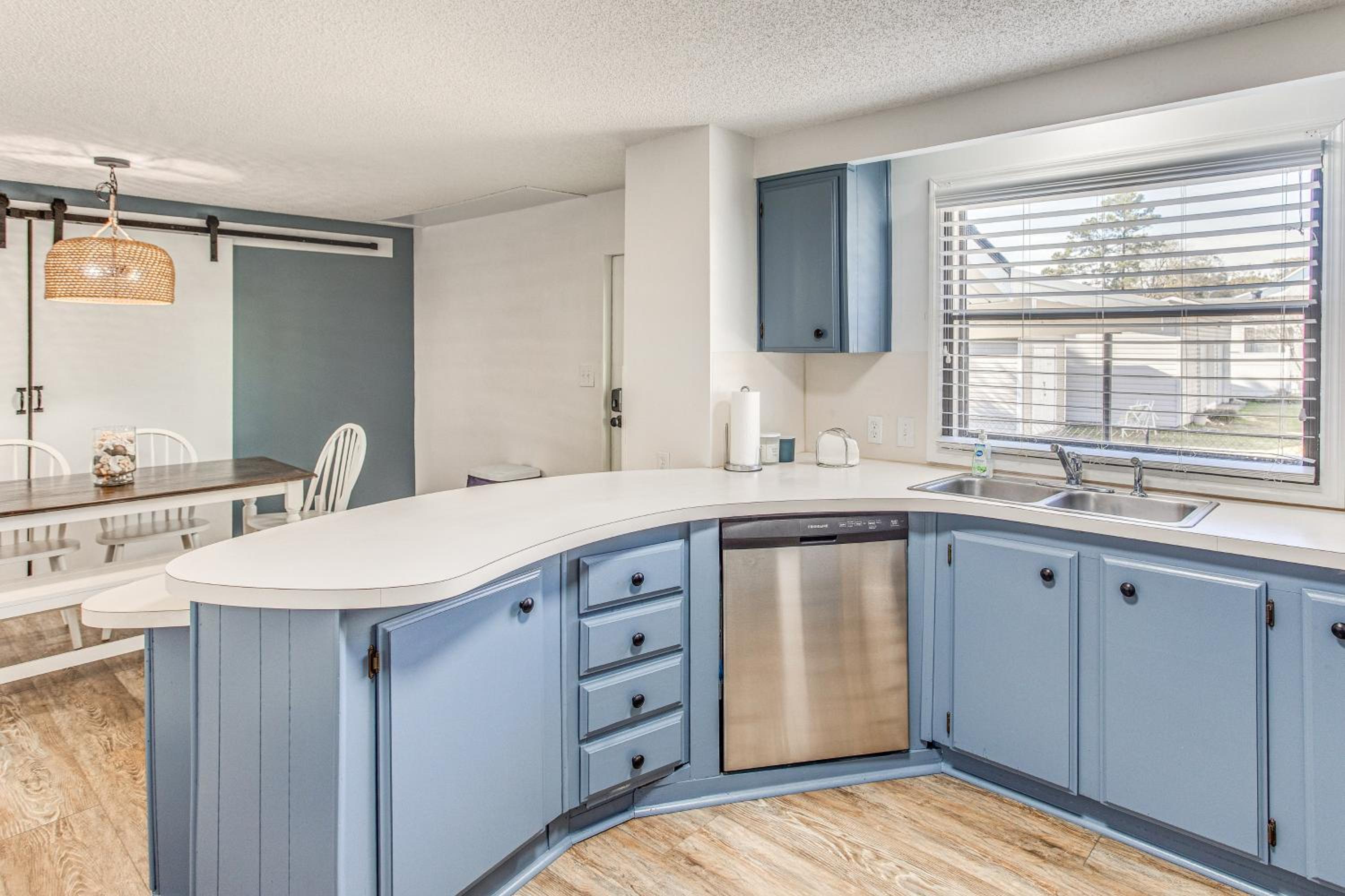 Walk to Beach! Dog-Friendly Home in Murrells Inlet