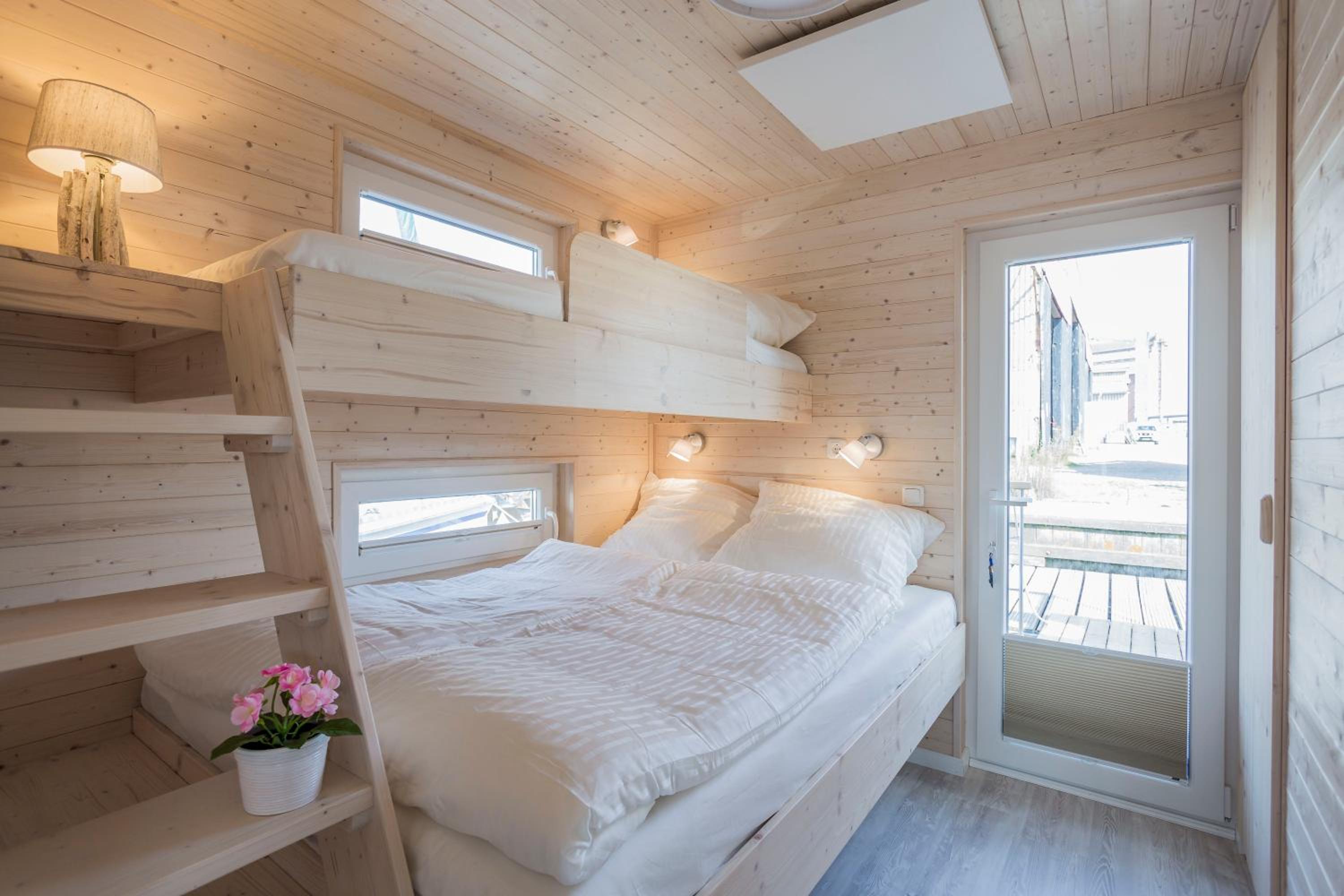 Ferienhaus auf dem Wasser - Hausboot Antje Frieda