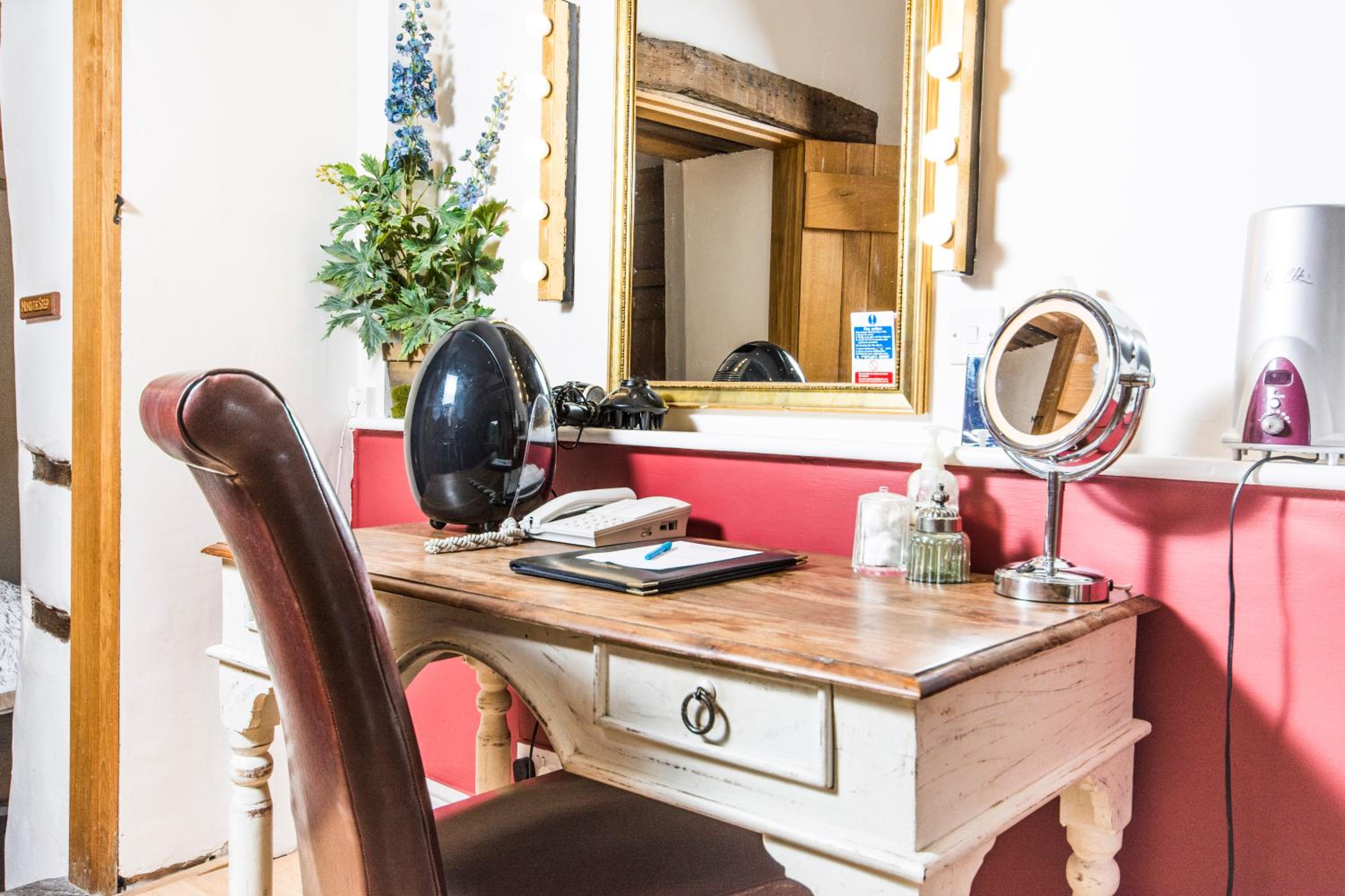 Self Catering Accommodation, Cornerstones, 16th Century Luxury House overlooking the River