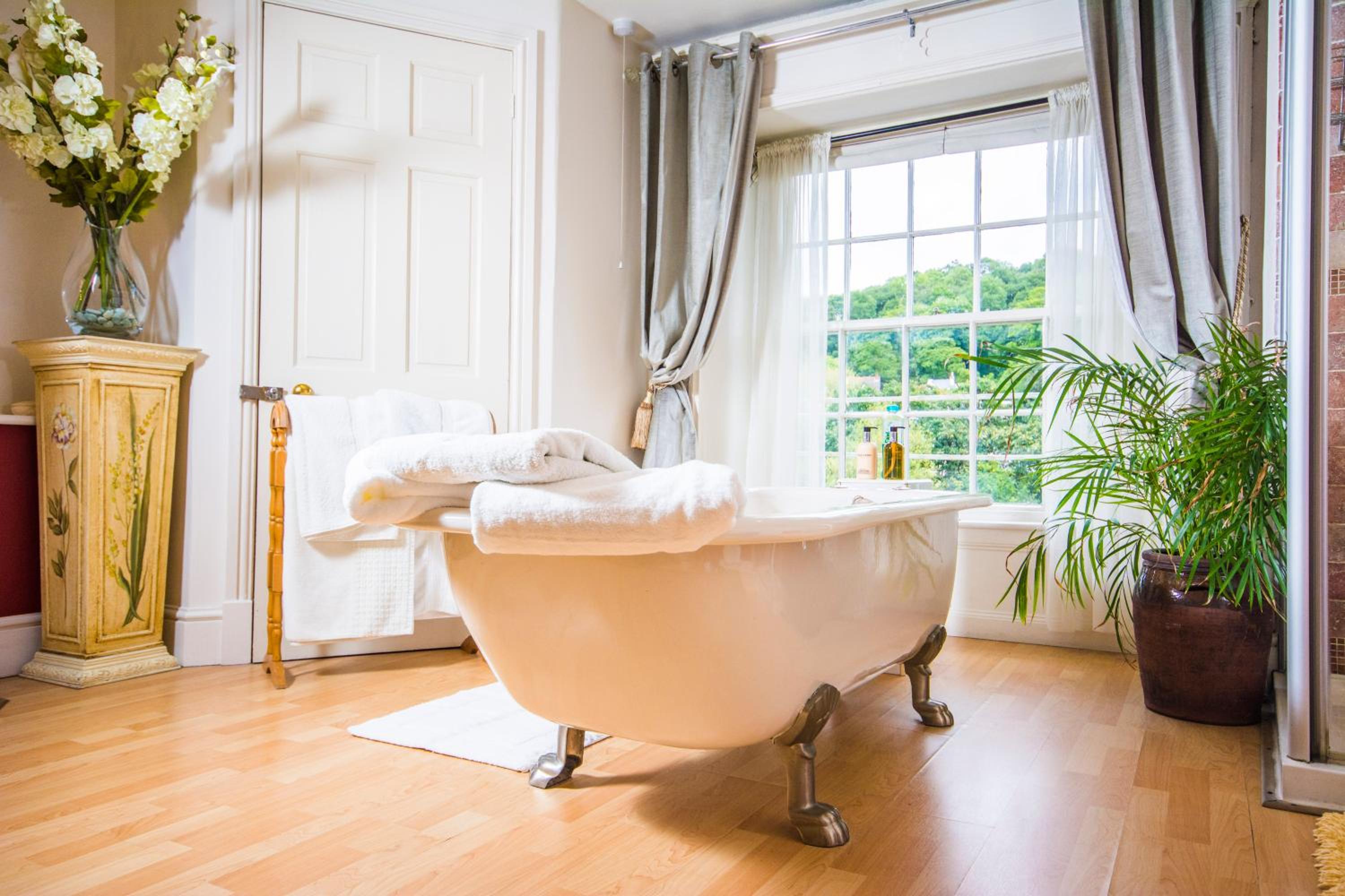 Self Catering Accommodation, Cornerstones, 16th Century Luxury House overlooking the River