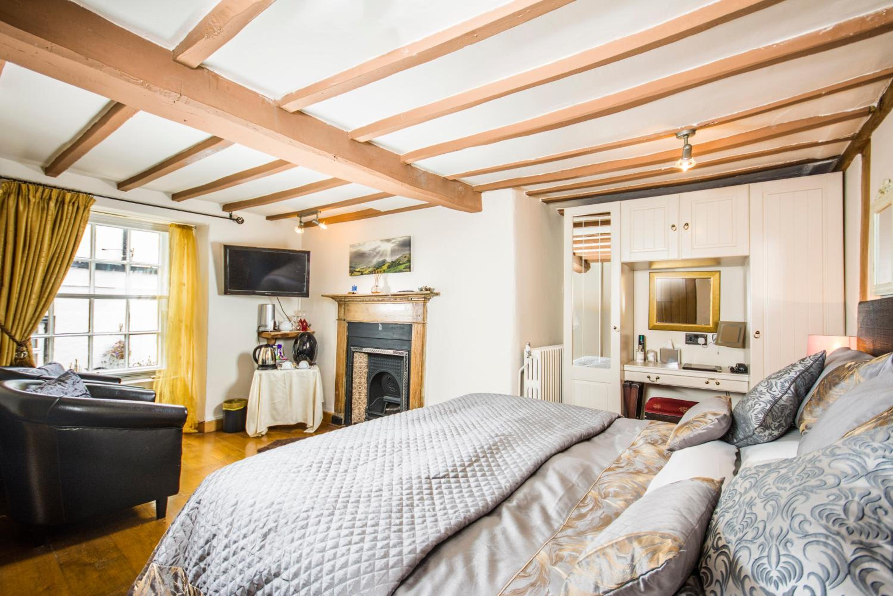 Self Catering Accommodation, Cornerstones, 16th Century Luxury House overlooking the River