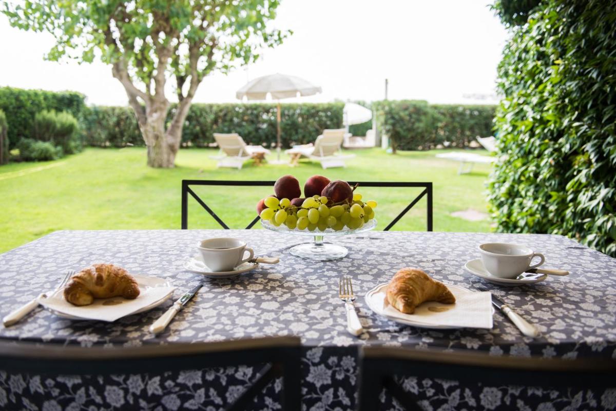 Jesolo sea front garden apartment - main view