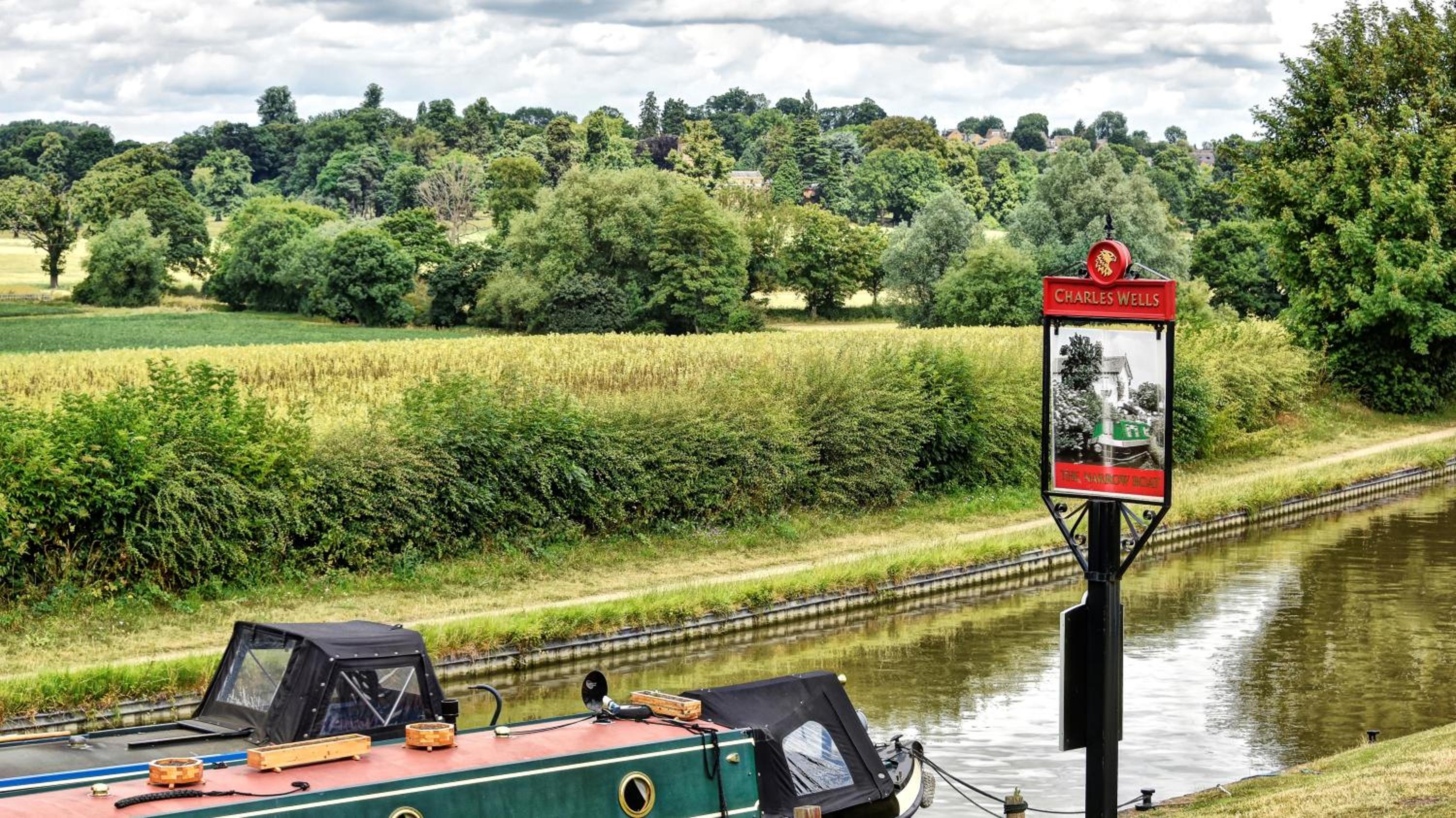 Narrowboat at Weedon