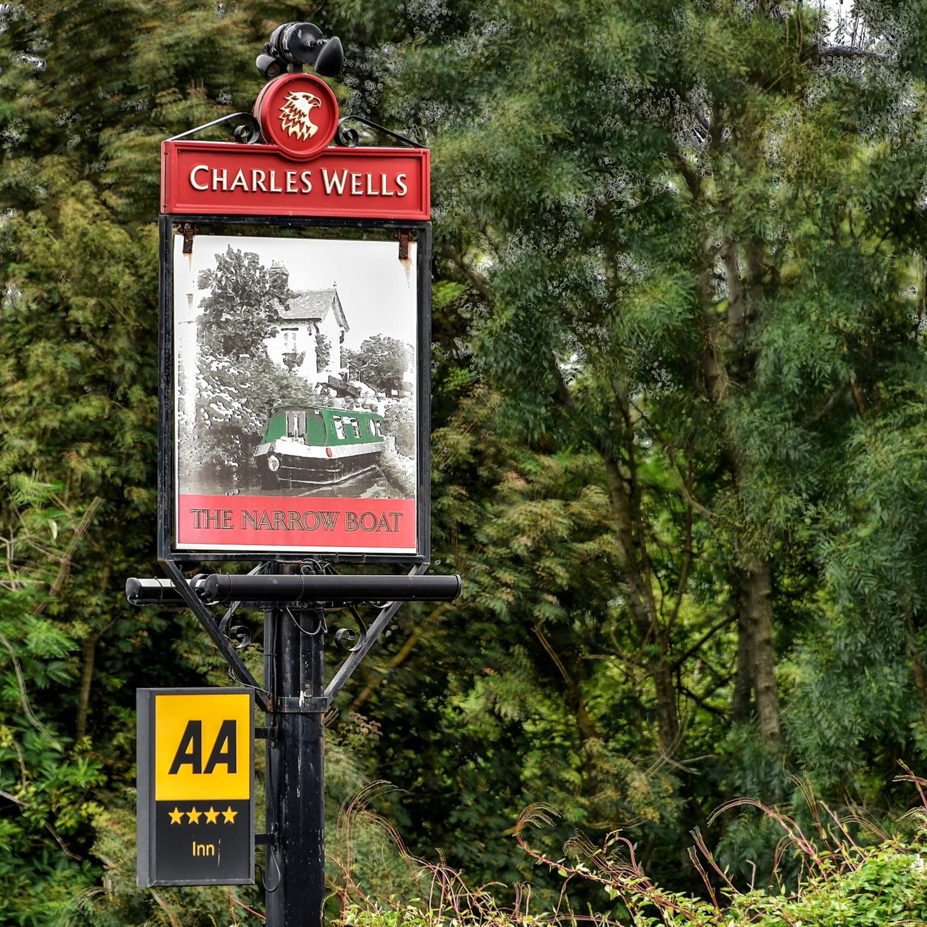 Narrowboat at Weedon