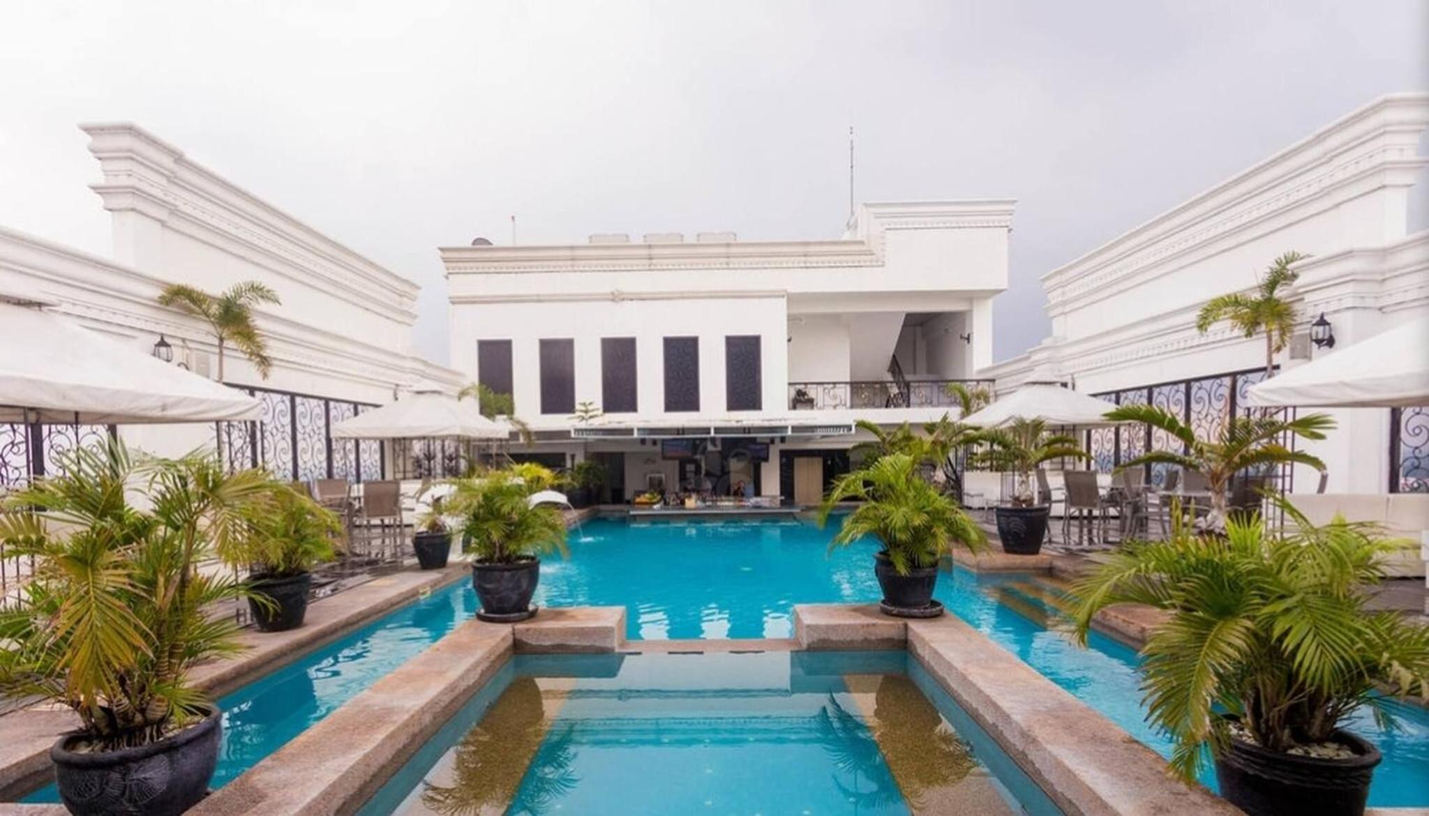 100m to walking st, clubs ,bars restaurants, 2 portable air-air-conditioners,