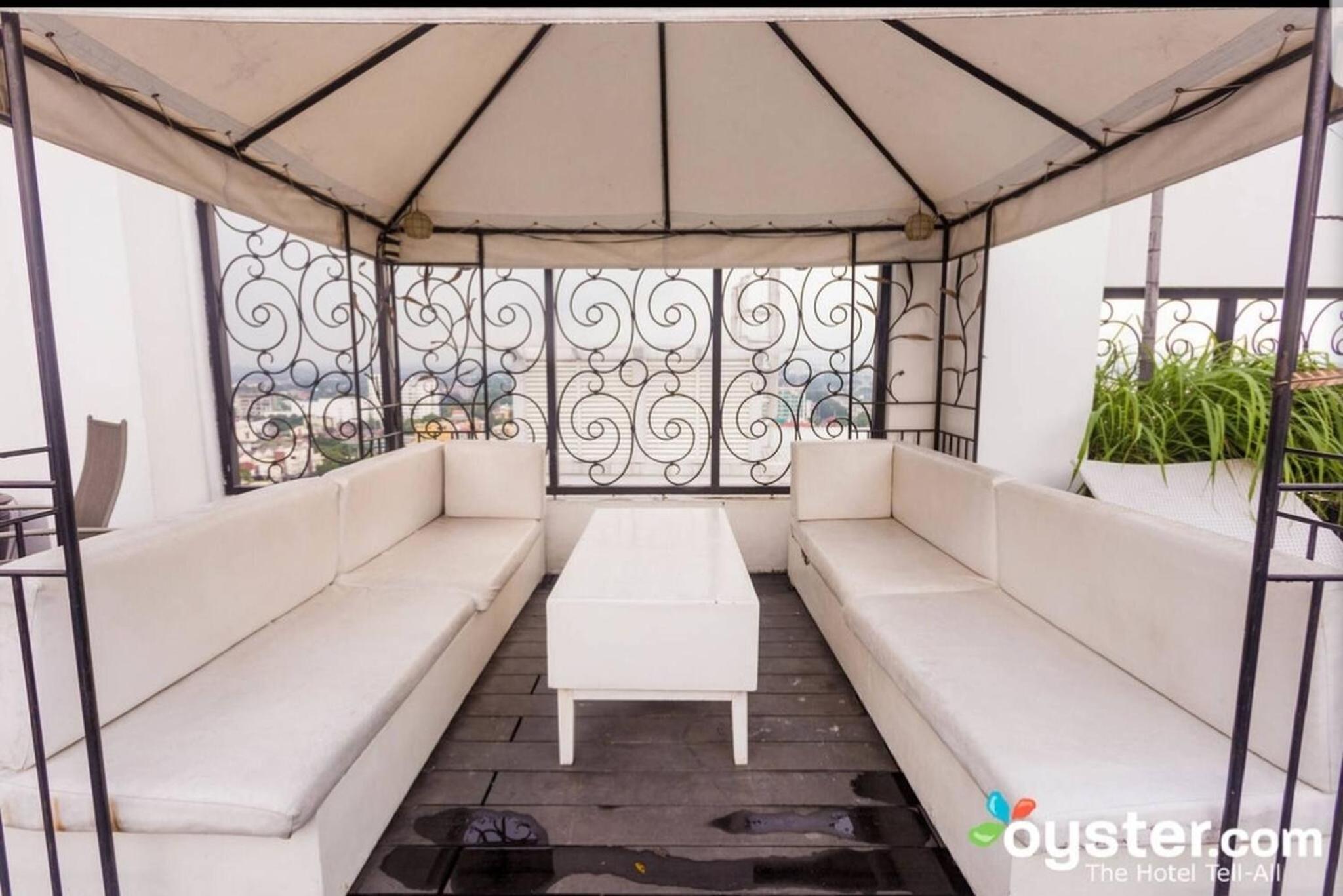 100m to walking st, clubs ,bars restaurants, 2 portable air-air-conditioners,