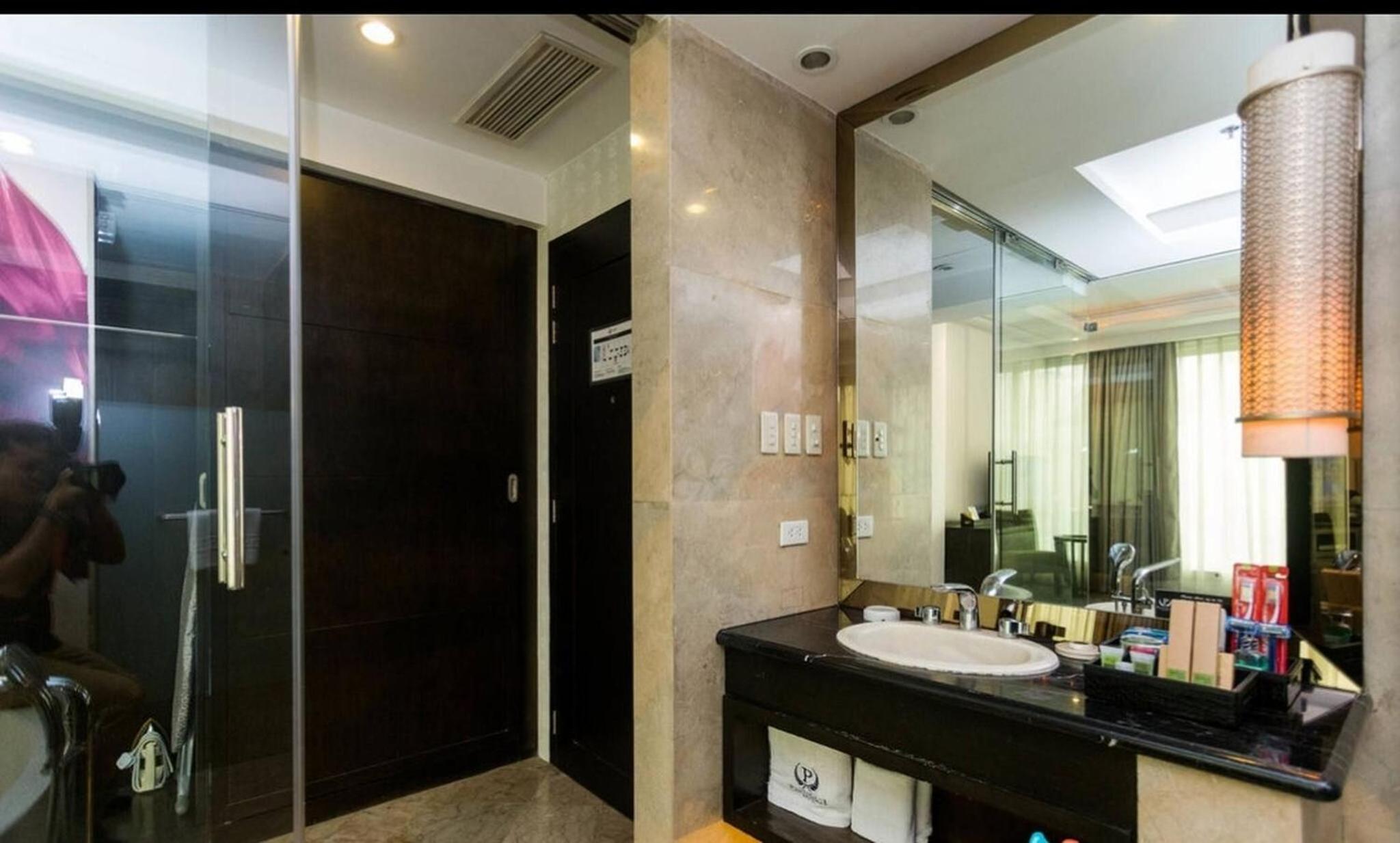 100m to walking st, clubs ,bars restaurants, 2 portable air-air-conditioners,