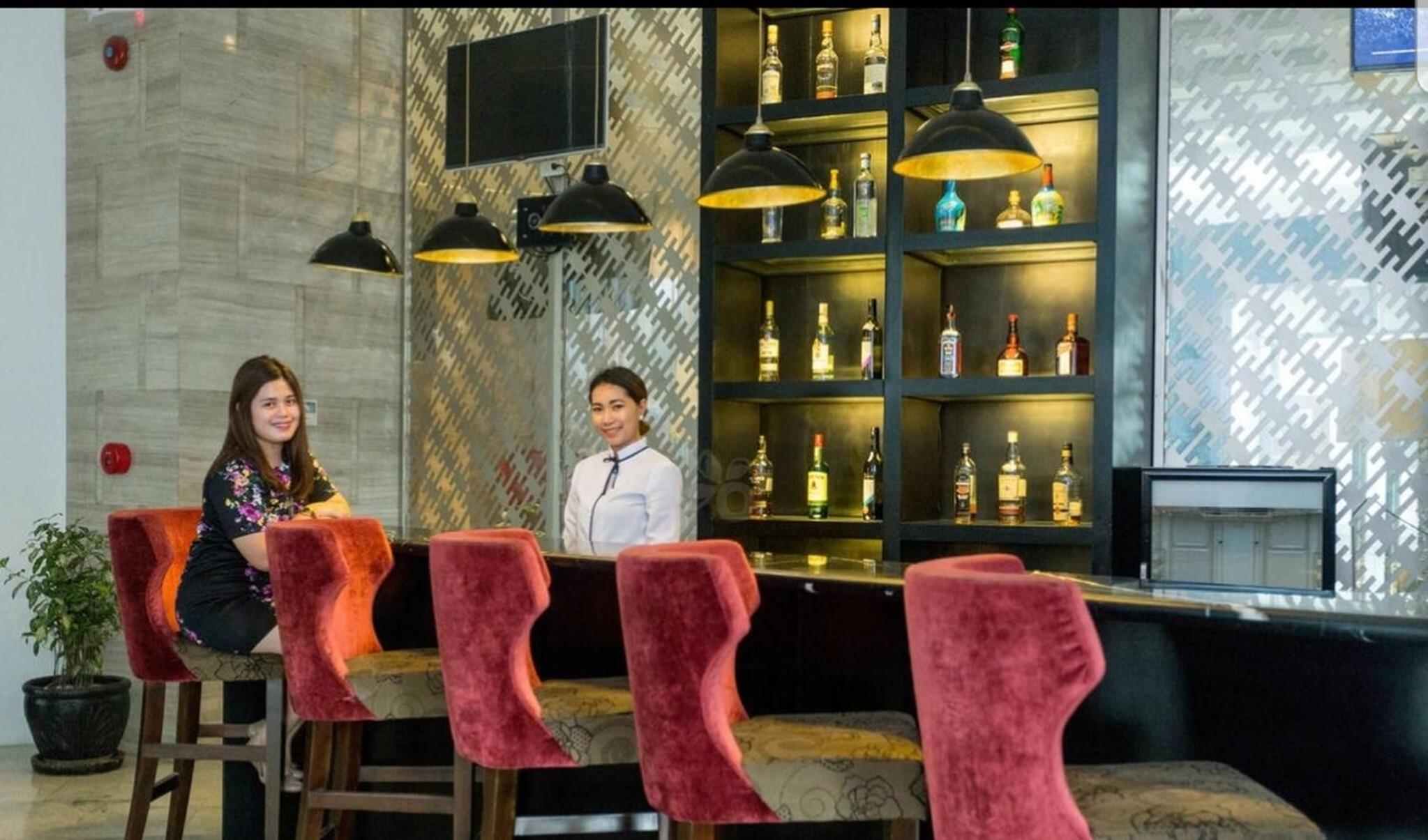 100m to walking st, clubs ,bars restaurants, 2 portable air-air-conditioners,
