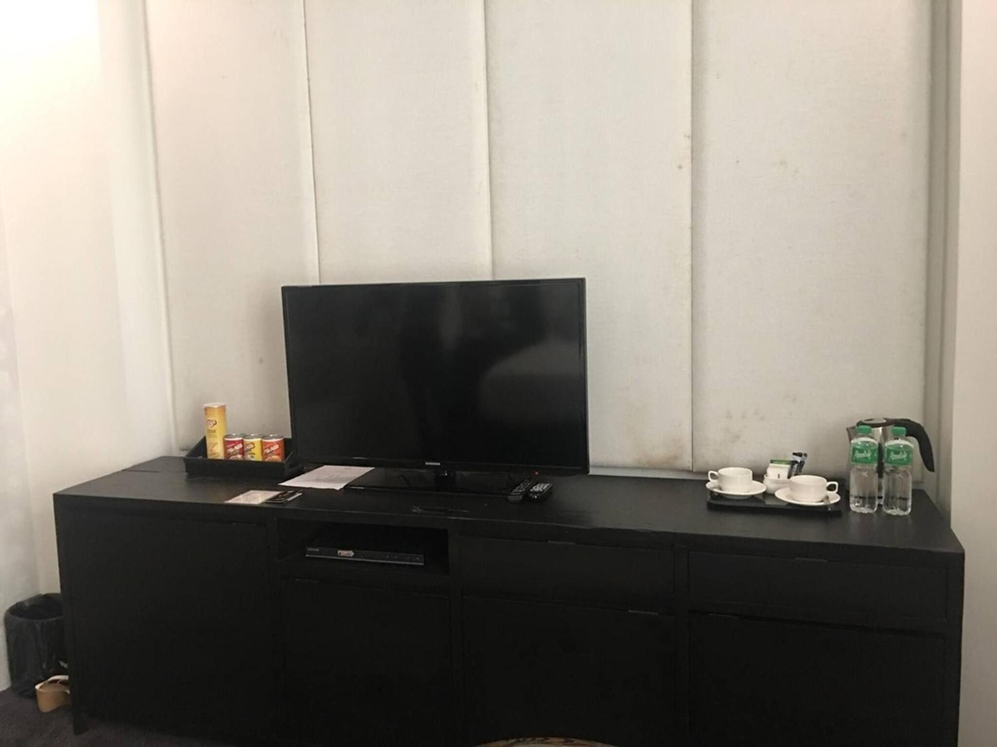 100m to walking st, clubs ,bars restaurants, 2 portable air-air-conditioners,
