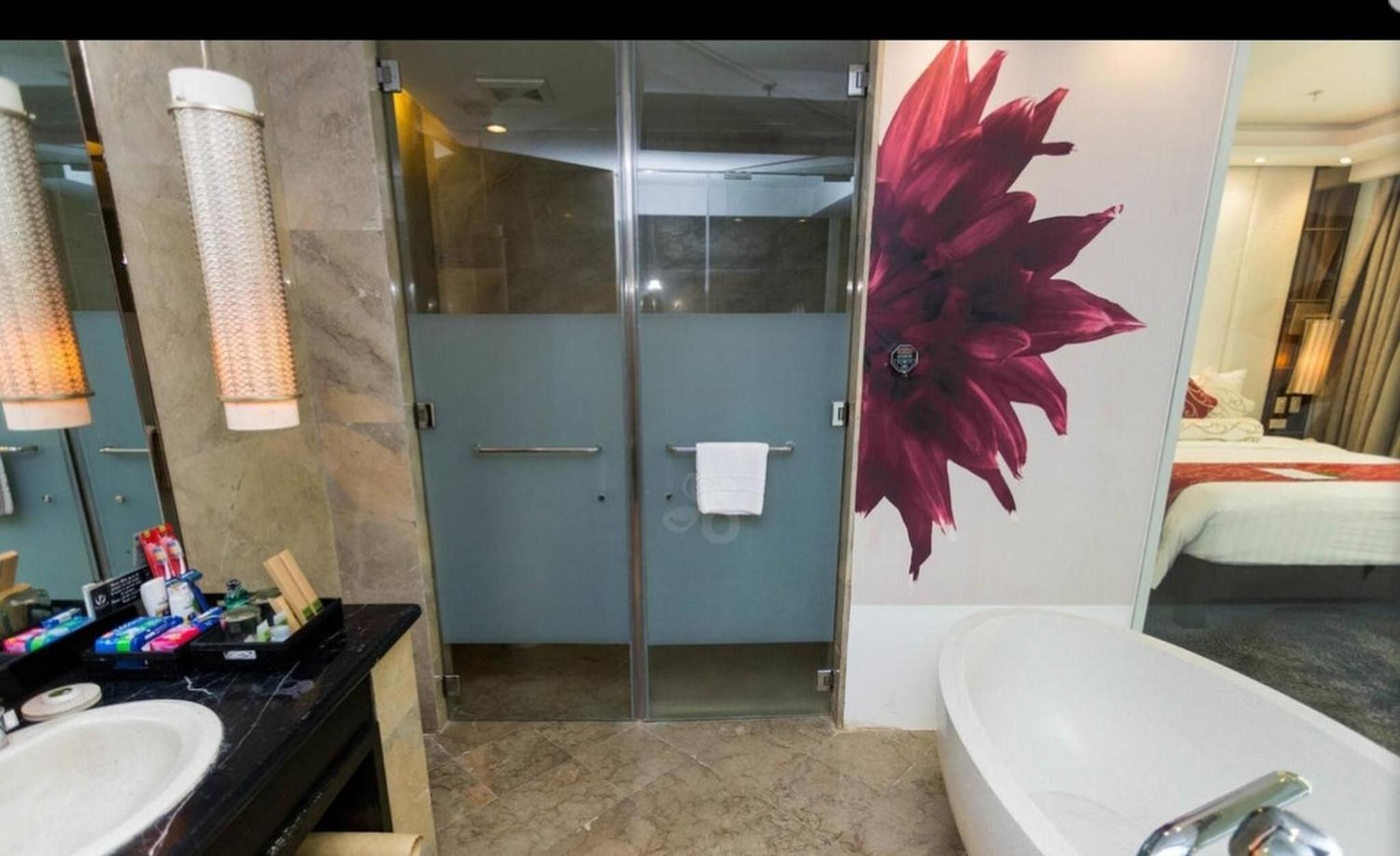 100m to walking st, clubs ,bars restaurants, 2 portable air-air-conditioners,