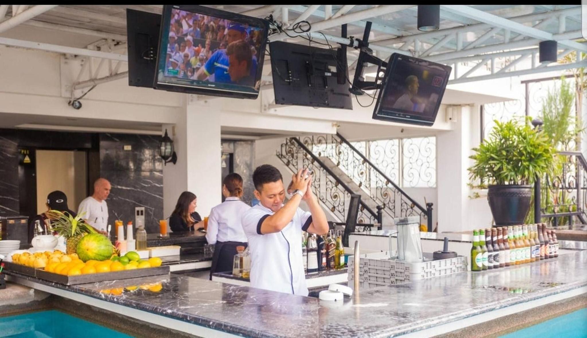 100m to walking st, clubs ,bars restaurants, 2 portable air-air-conditioners,