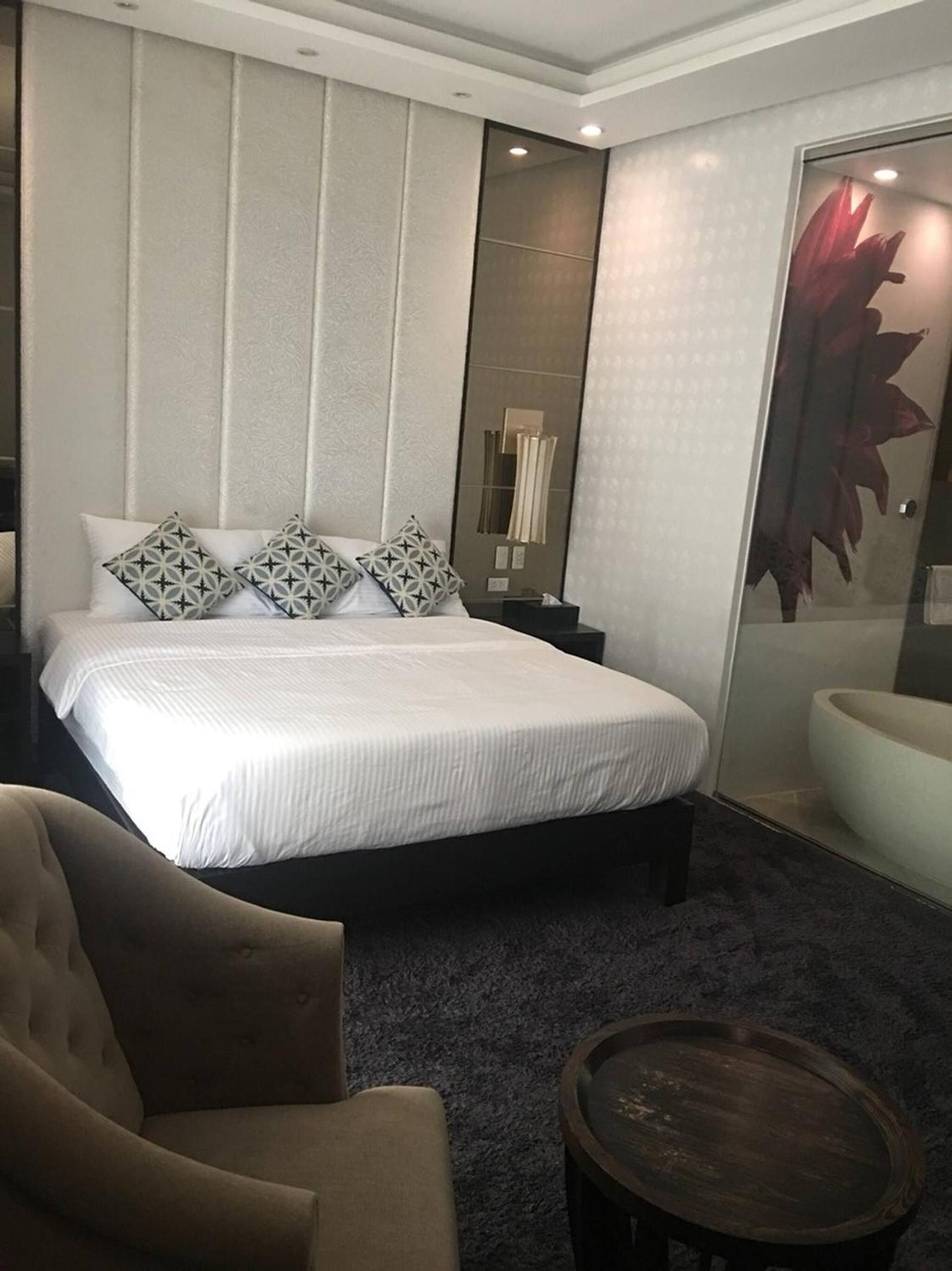 100m to walking st, clubs ,bars restaurants, 2 portable air-air-conditioners,