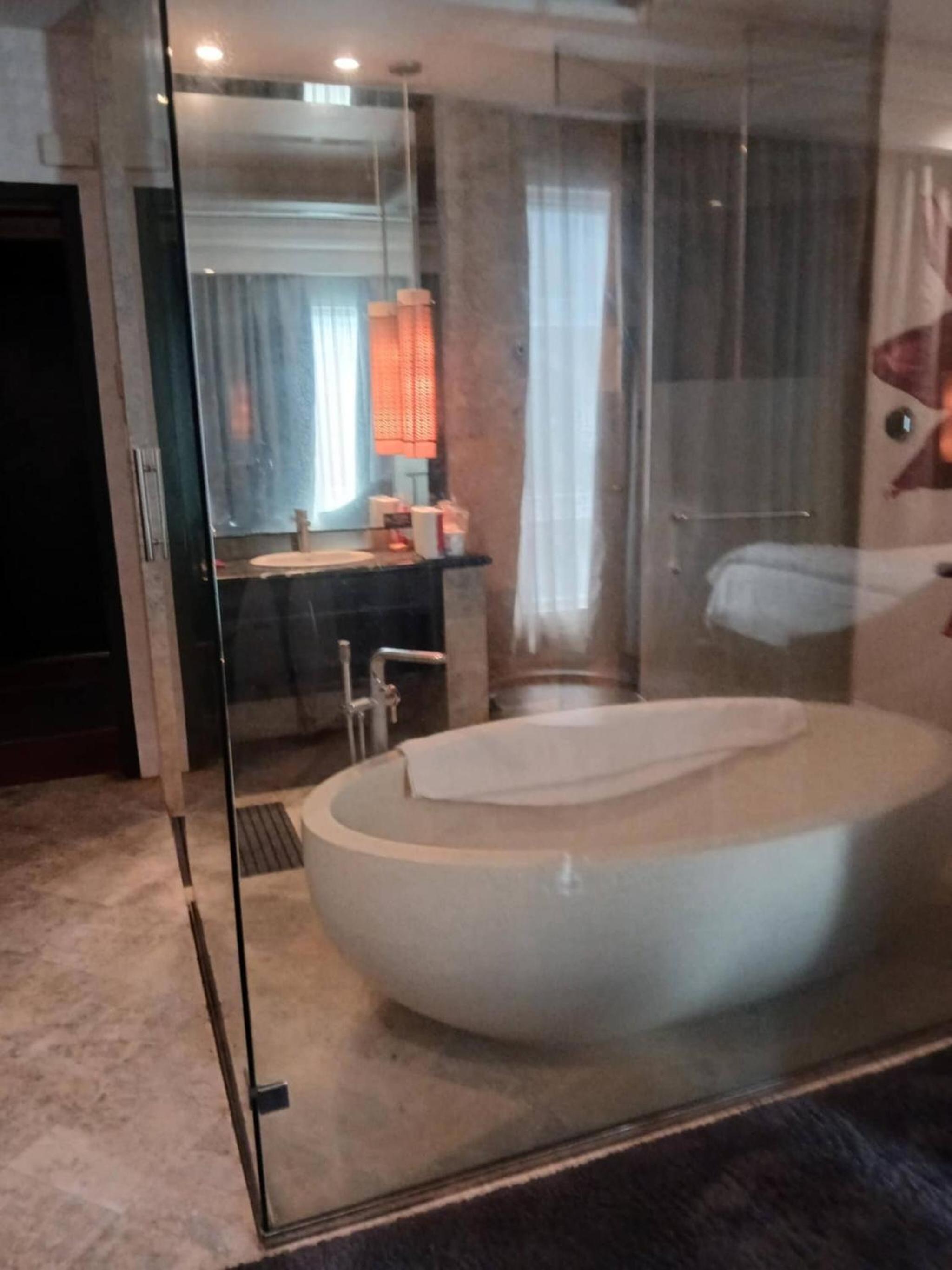 100m to walking st, clubs ,bars restaurants, 2 portable air-air-conditioners,