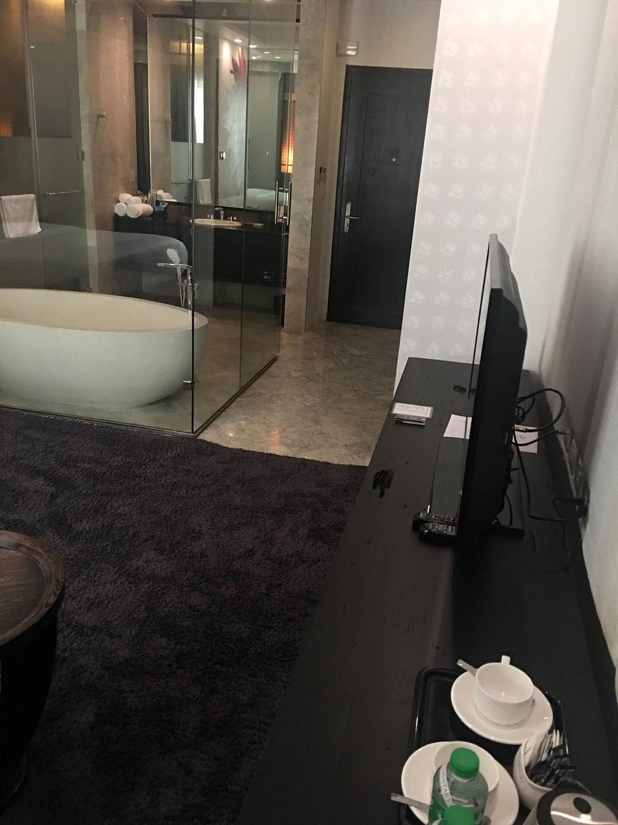 100m to walking st, clubs ,bars restaurants, 2 portable air-air-conditioners,