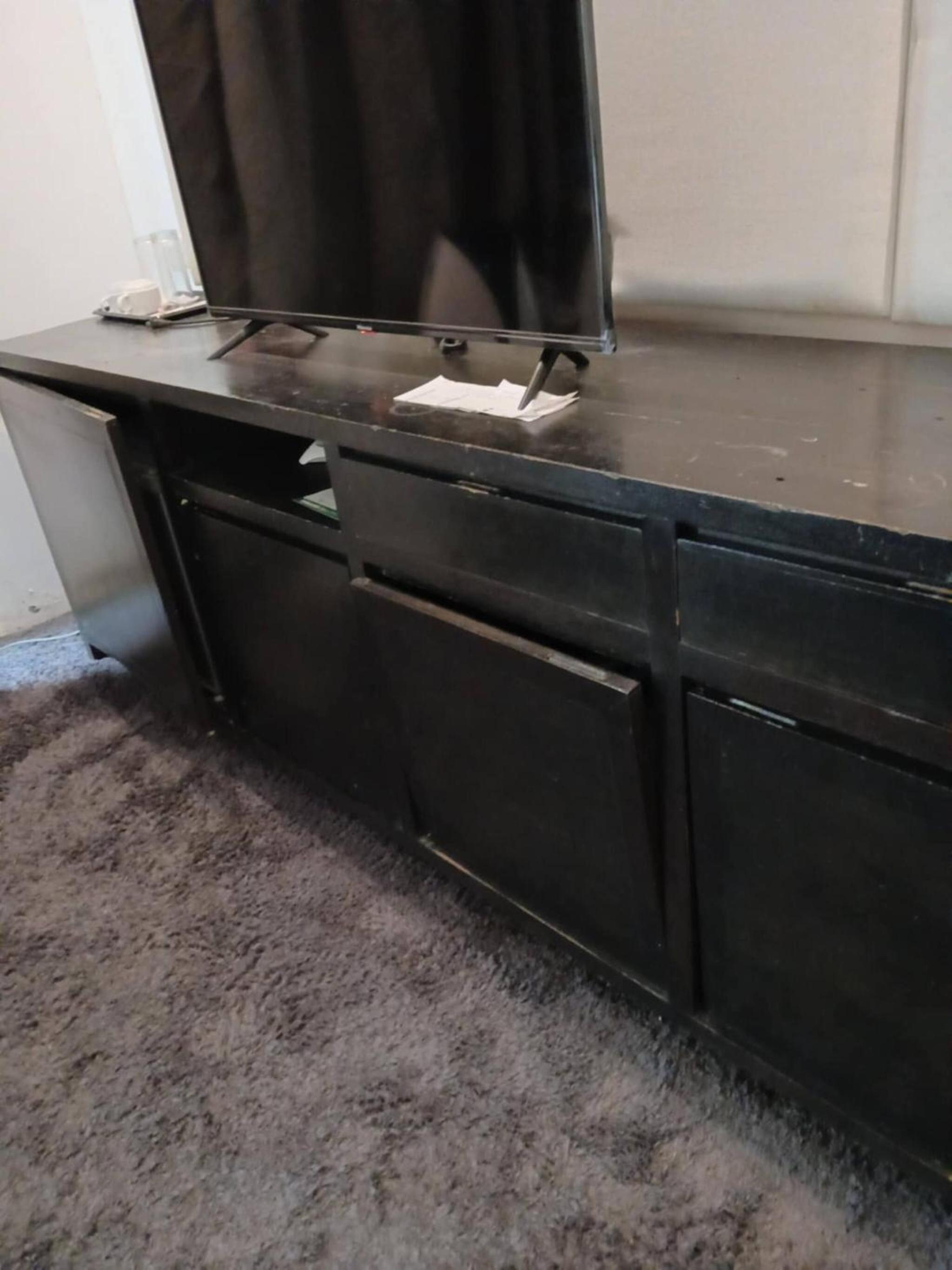 100m to walking st, clubs ,bars restaurants, 2 portable air-air-conditioners,