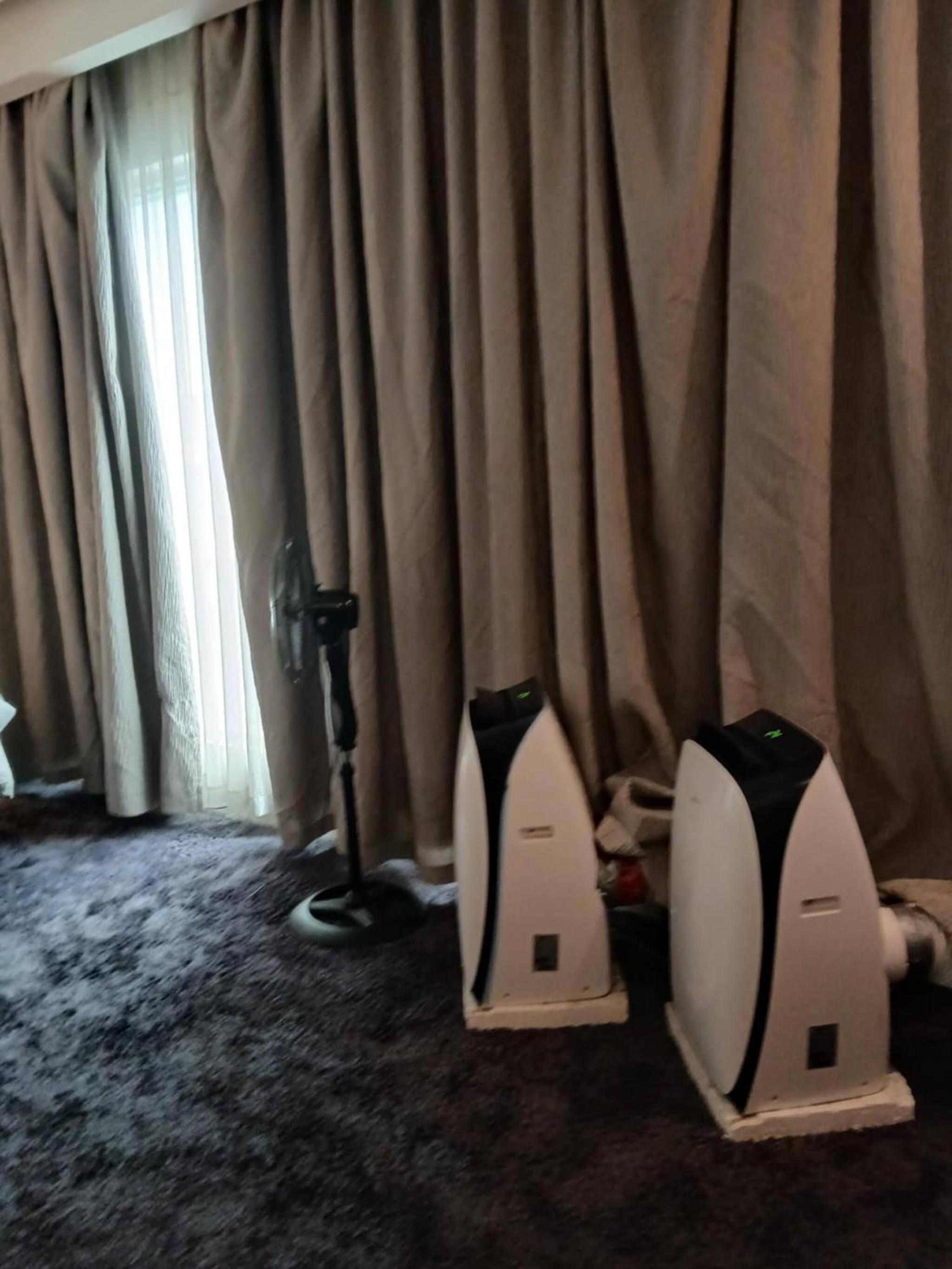 100m to walking st, clubs ,bars restaurants, 2 portable air-air-conditioners,