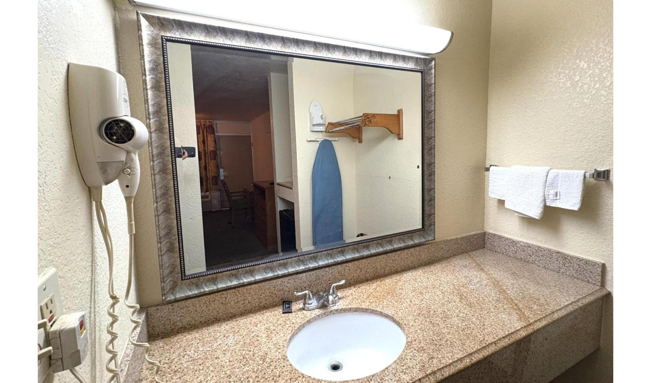 Motel 19 By Capital O Baytown I-10