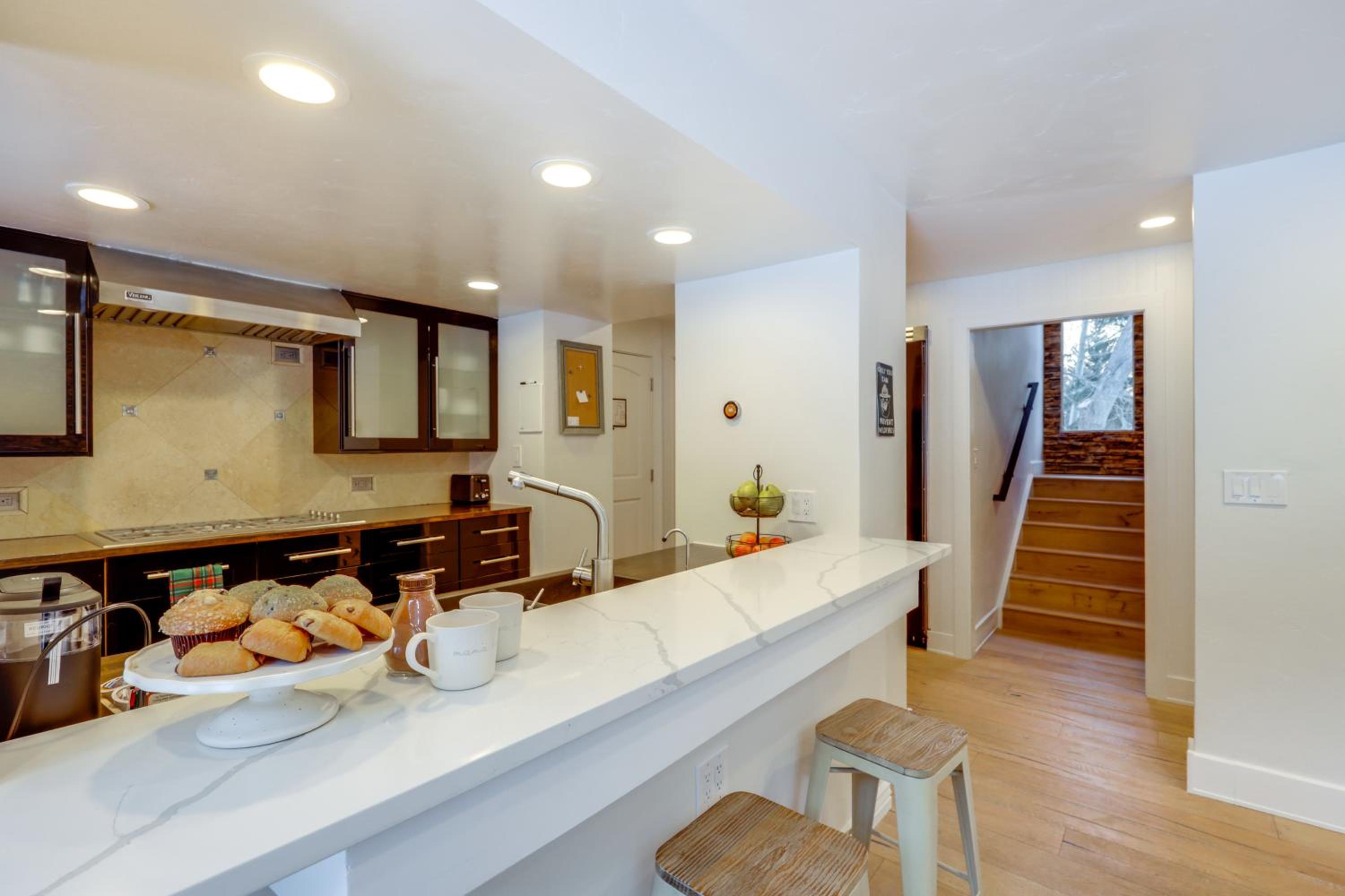 5 Mi to Vail Ski Resort! Cozy Condo with Mtn Views