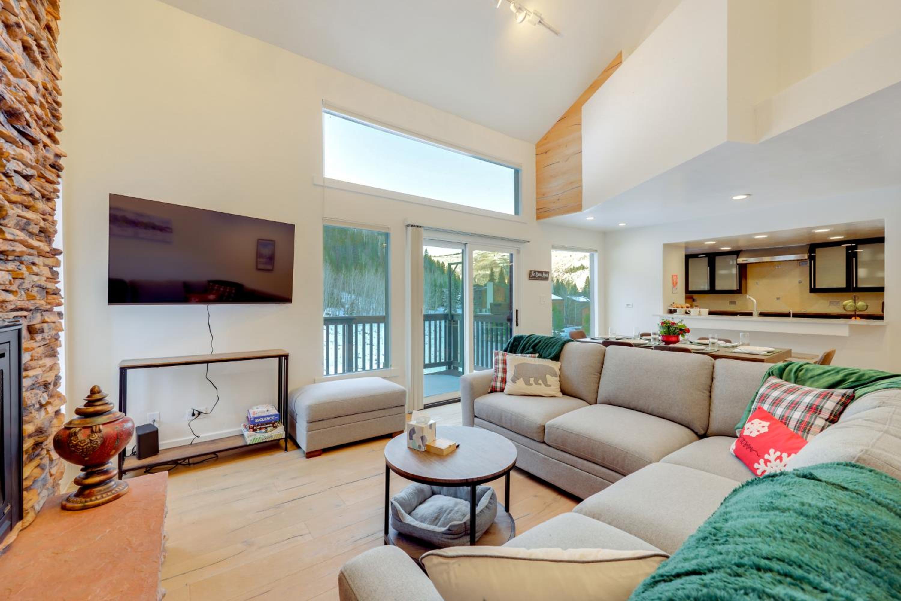 5 Mi to Vail Ski Resort! Cozy Condo with Mtn Views